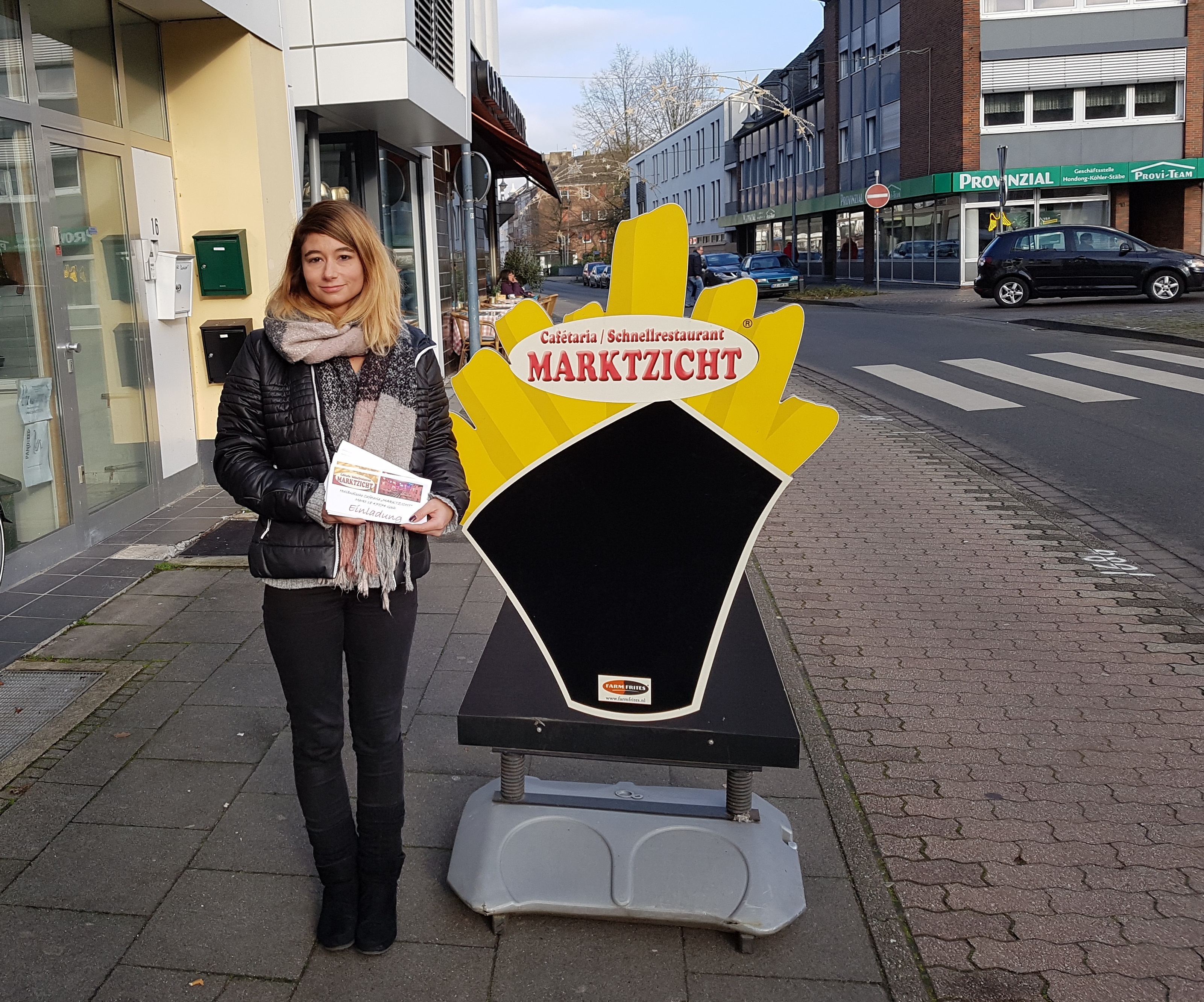 Simone Stiphout vom Ambulant Betreuten Wohnen des Caritasverbandes Kleve vorm Schellrestaurant „Marktzicht“. Die Gutscheine für ein Menü richten sich an wohnungslose und bedürftige Menschen.