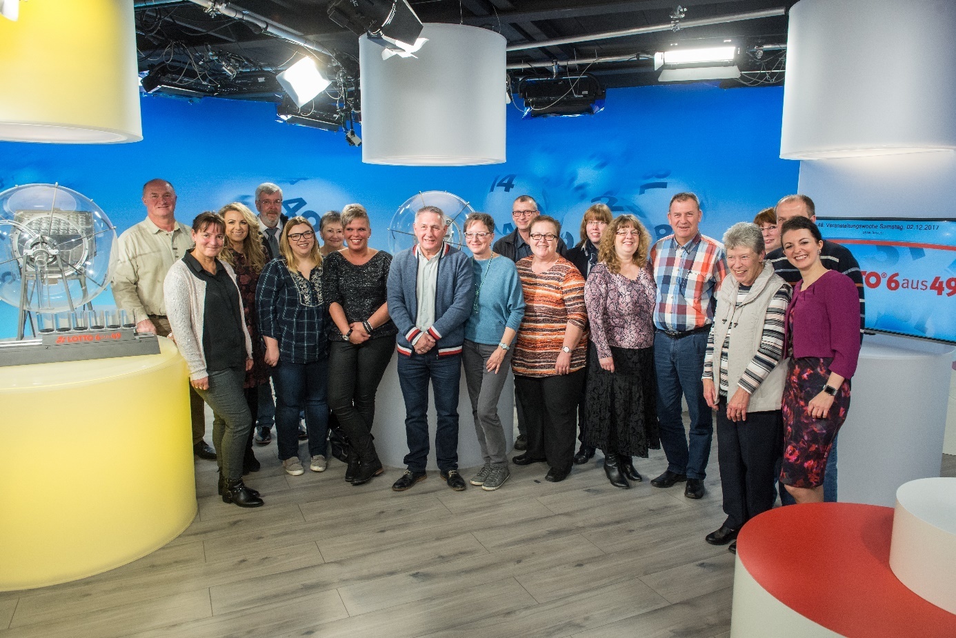 Lottofee Miriam Hannah (3. v. l.) begrüßt Westlotto Gewinner im Saarbrücker Lottostudio