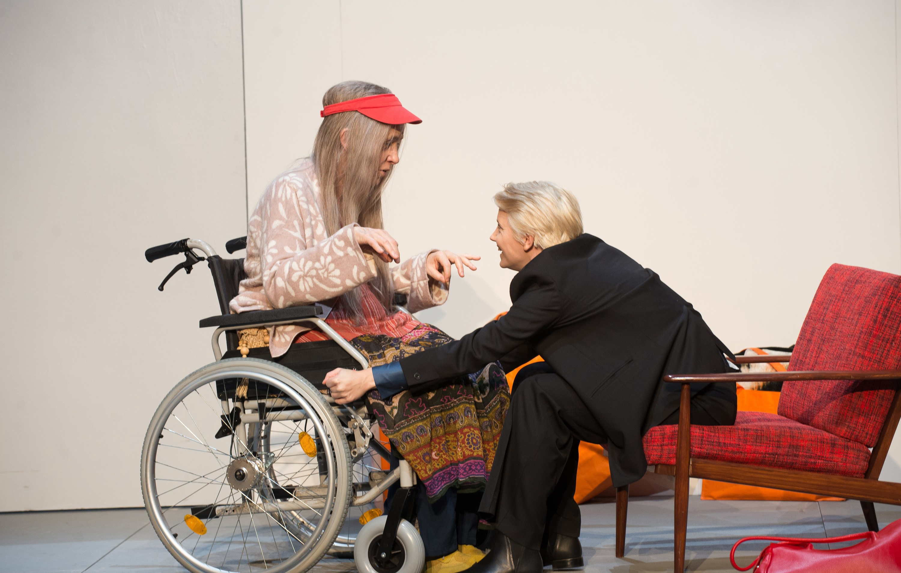 Aimee (Kristina Peters, links) kümmert sich liebevoll um ihre Großmutter Momo (Nina Wurman).