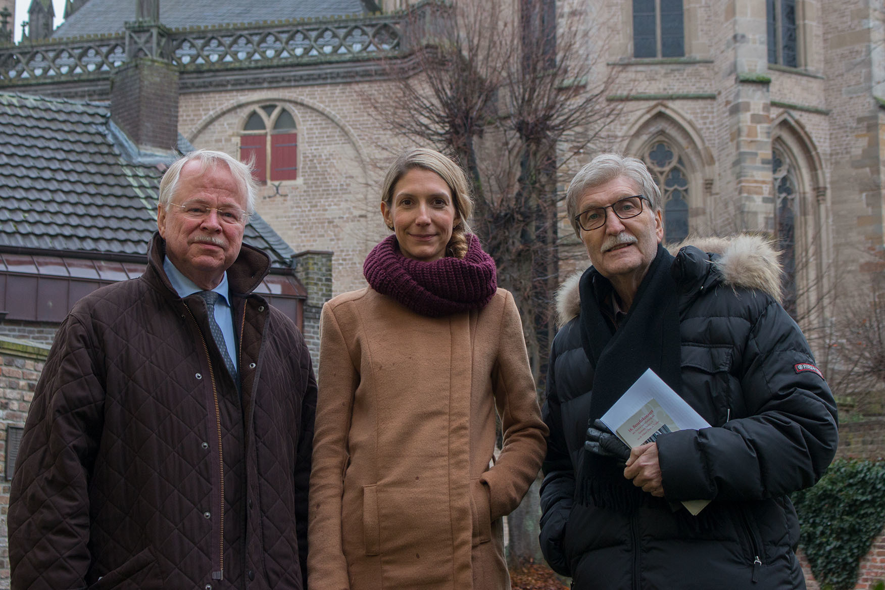 Der Vorsitzende der Xantener Dombauhütte, Hans- Wilhelm Barking, Nina Heinrich, beim UNICHOR Düsseldorf für Öffentlichkeitsarbeit, Finanzen und Konzertmanagement zuständig und der Schatzmeister der Dombauhütte, Hermann- Josef Kanders freuen sich auf das Konzert