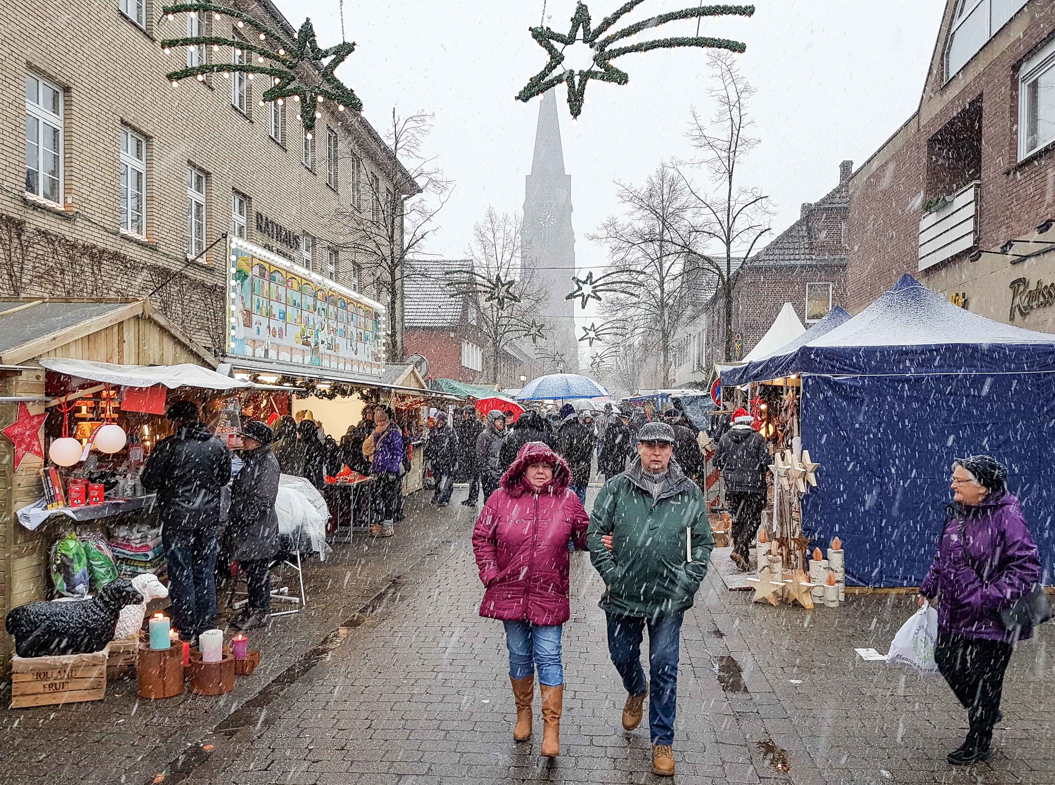 Der Olfener Adventsmarkt musste am Sonntag unter erheblichen Einbußen leiden - vergleichsweise wenige Besucher fanden wegen des Schneewetters den Weg zum Marktplatz oder verließen ihn vorzeitig, als es gegen 13.00 Uhr immer heftiger zu schneien begann.
