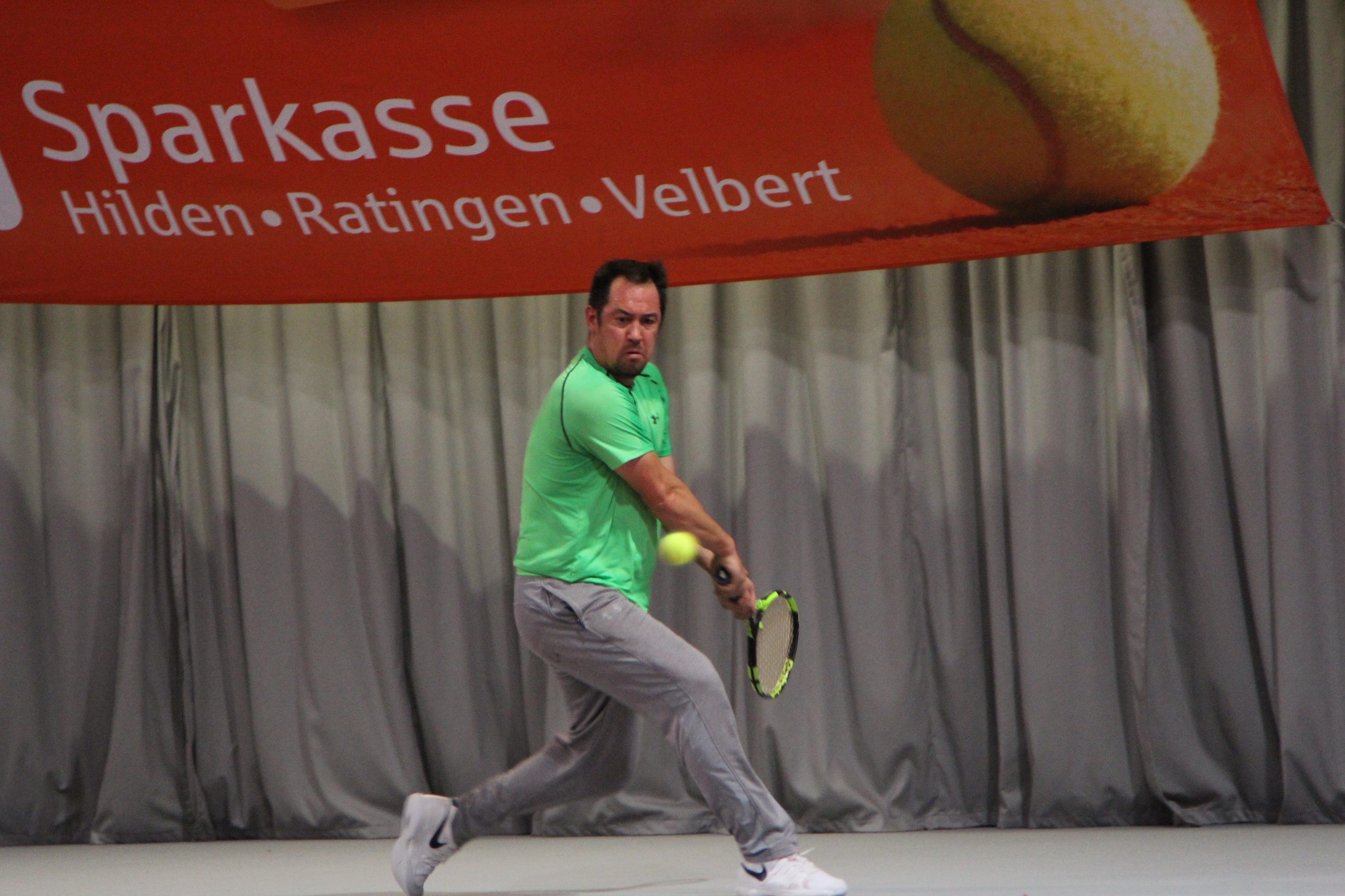 Gewohnt souverän gewinnt NBV-Cheftrainer Mark Joachim sein Einzel mit 6:1, 6:0 und steuerte auch noch einen Punkt im Doppel bei.