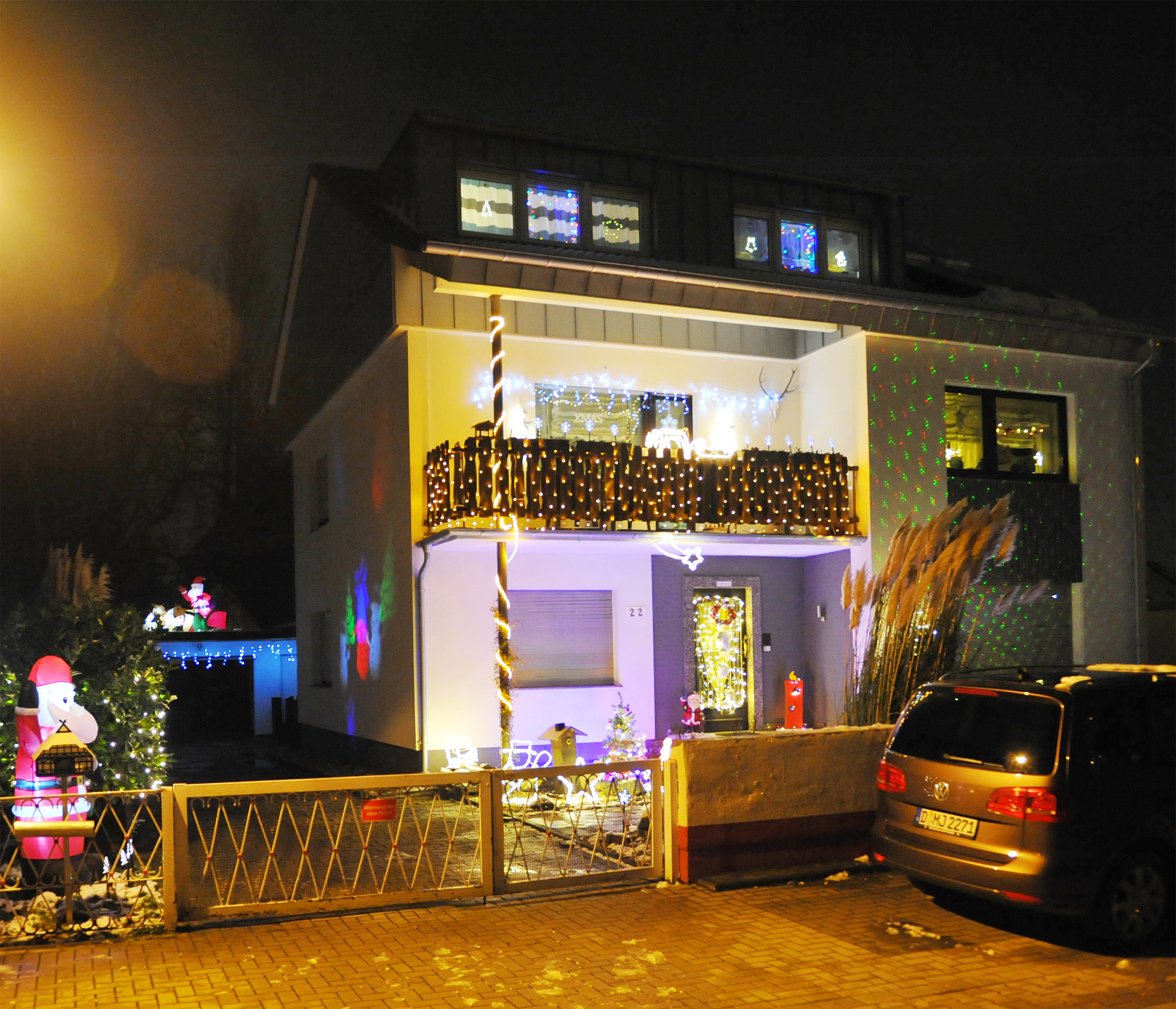 Ein echter Hingucker, der Jung und Alt begeistert, ist die Weihnachtsbeleuchtung der Familie Vogel an der Marie-Curie-Straße in Langenfeld.