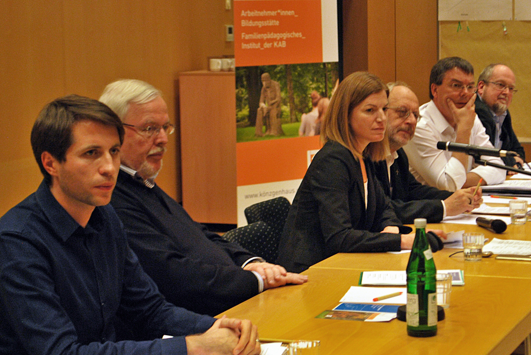Wege zu einer Arbeitswelt, die die Würde des Menschen respektiert, diskutierten (von links) Szabolcs Sepsi, Paul Brand, Carolin Kronenburg, Erwin Helmer, Stephan Jentgens und Norbert Klein. Foto: Bischöfliche Pressestelle/Tobias Hertel