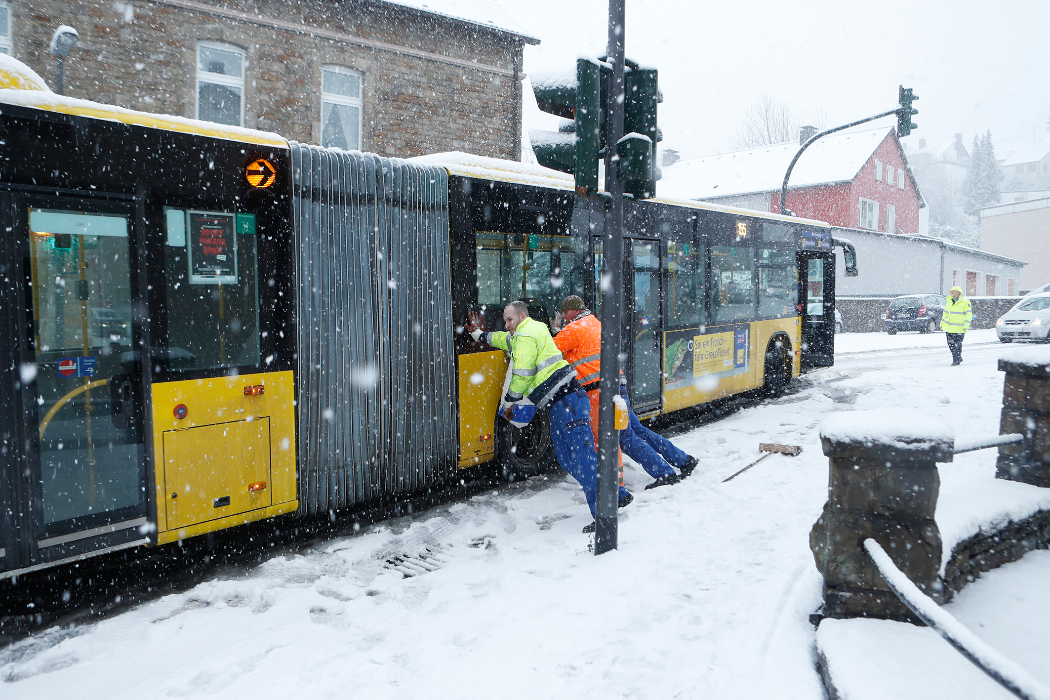 Schneechaos in Essen Kupferdreh. Matthias Ley und Tim Budde (EVAG Werkstatt) packten kräftig an und sicherten so einen Bus vor dem Abrutschen.