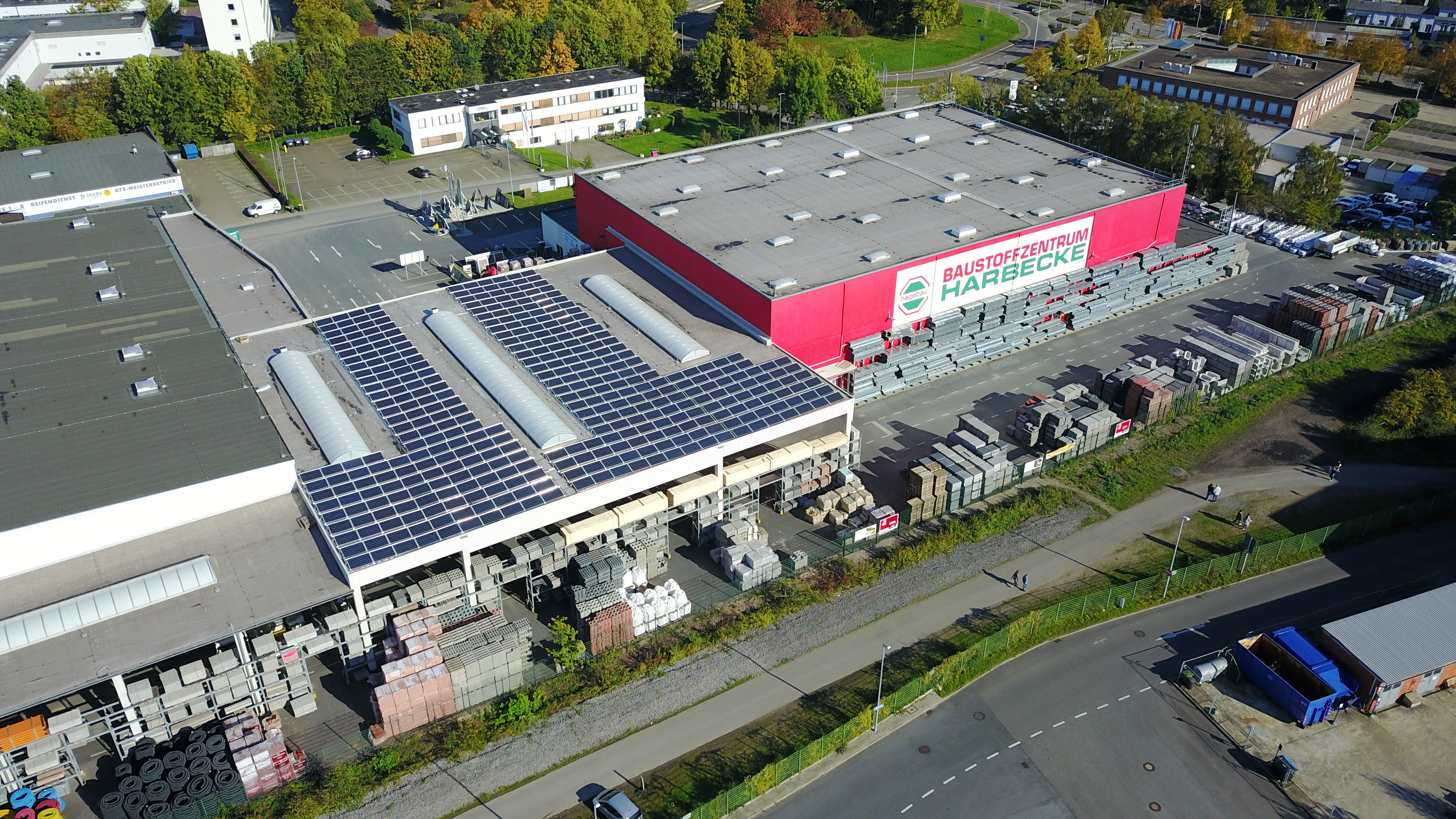 Mit der neuen Sonnenanlage produziert Harbecke umwelt- und klimafreundlich Strom.