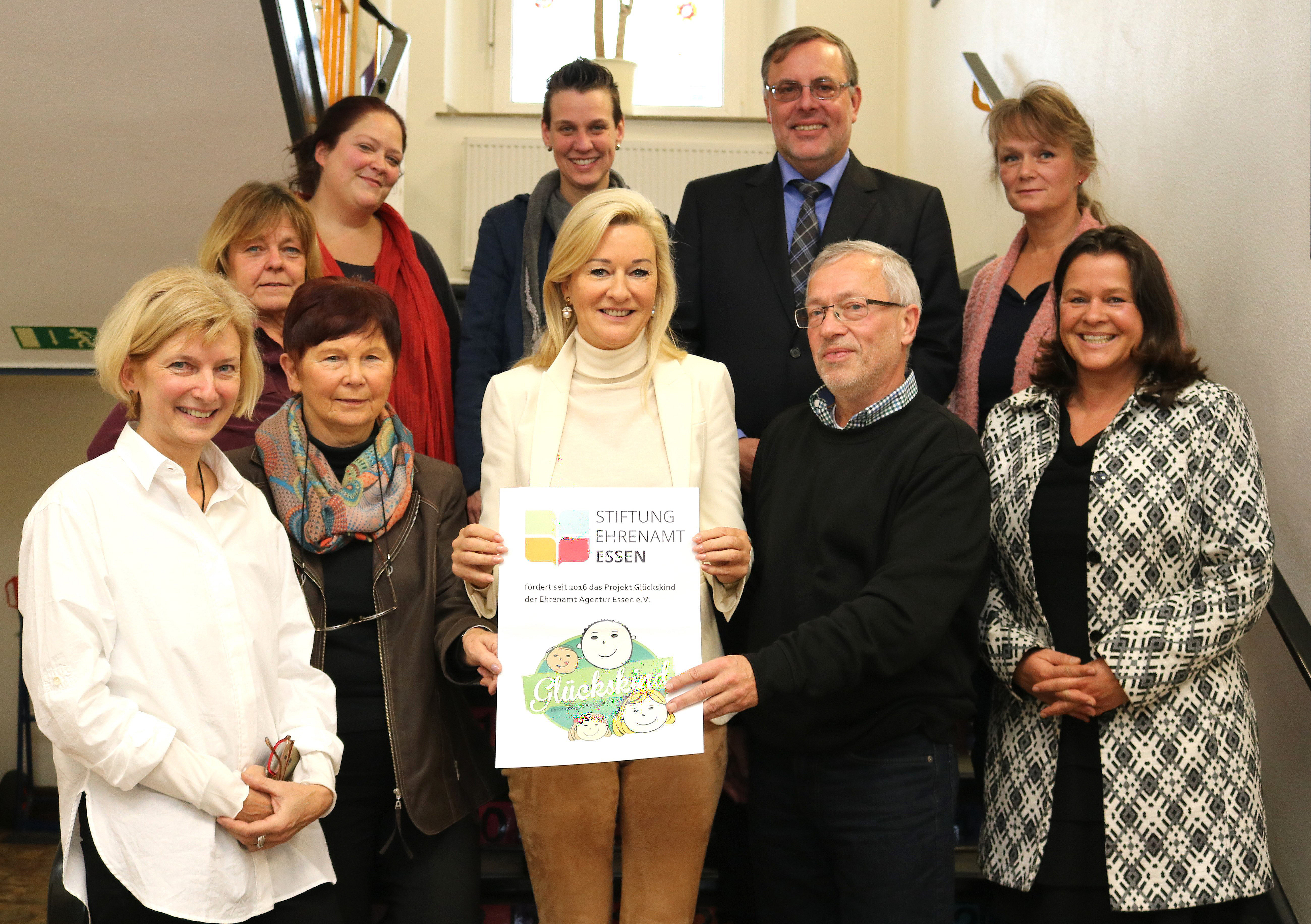 (v. l. n. r.) Schulleiterin Inara Dzelzkalns, Kuratoriumsmitglied Judith Gallinat-Pichl, „Glückskind“-Patin Silvia Kreitschmann, Projektleiterin Angie Landes, Erzieherin Claudia Freitag, Kuratoriumsmitglieder Heike Kracht und Dr. Michael Scheren, "Glückskind"-Pate Wolfgang Bilitewski, Lehrerin Janine Fieguth und Kuratoriumsmitglied Janina Krüger (Foto: Hendrik Rathmann)