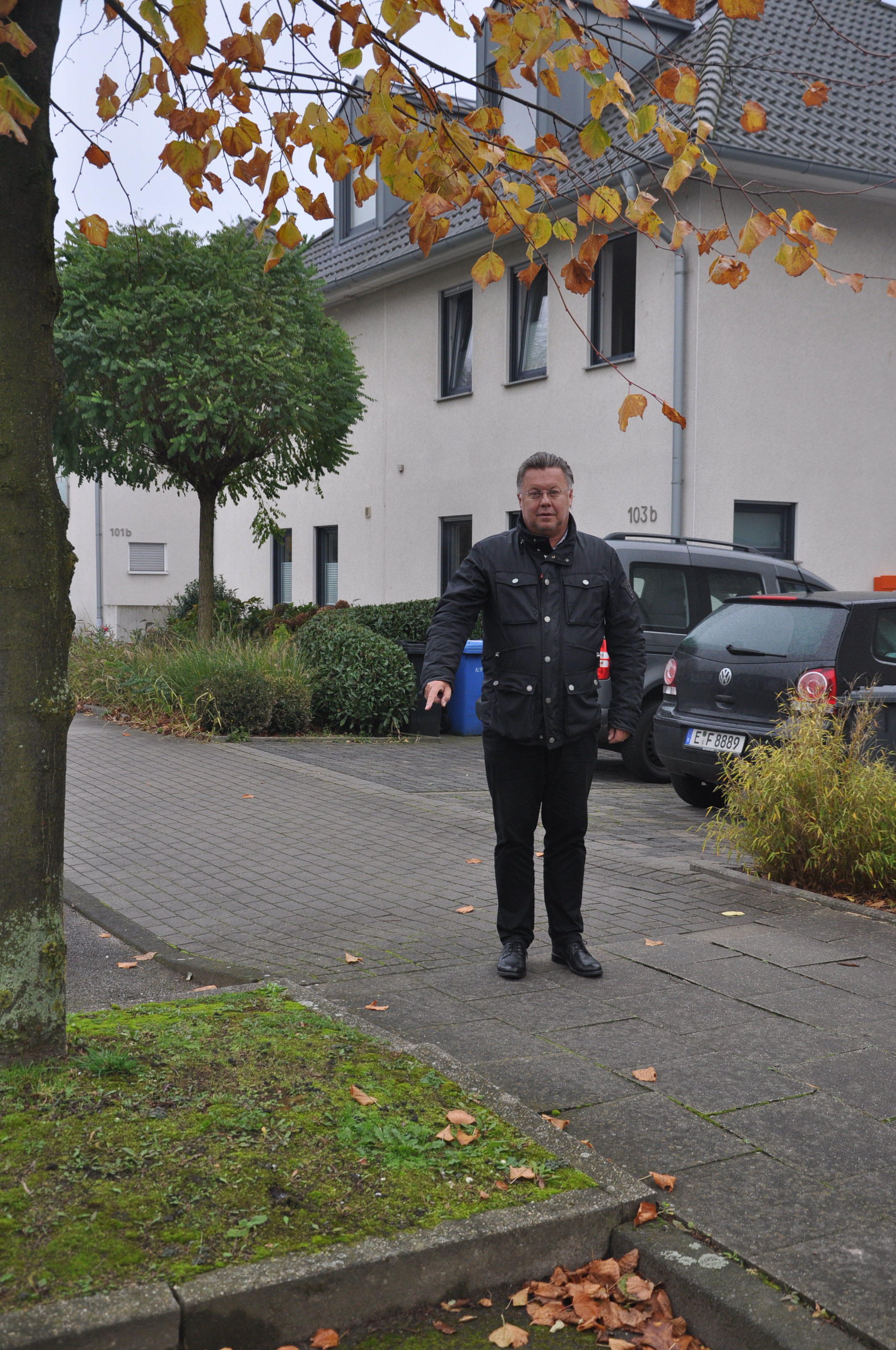 Das Baumbeet möchte Armin Färber versetzen lassen. Der Bedingrader kritisiert die hohen Einfassungen und die Bepflanzung mit einem Oberwurzler. Ein paar Meter weiter nach links verlagert hätte das Baumbeet auch eine funktionierende verkehrsberuhigende Wirkung.