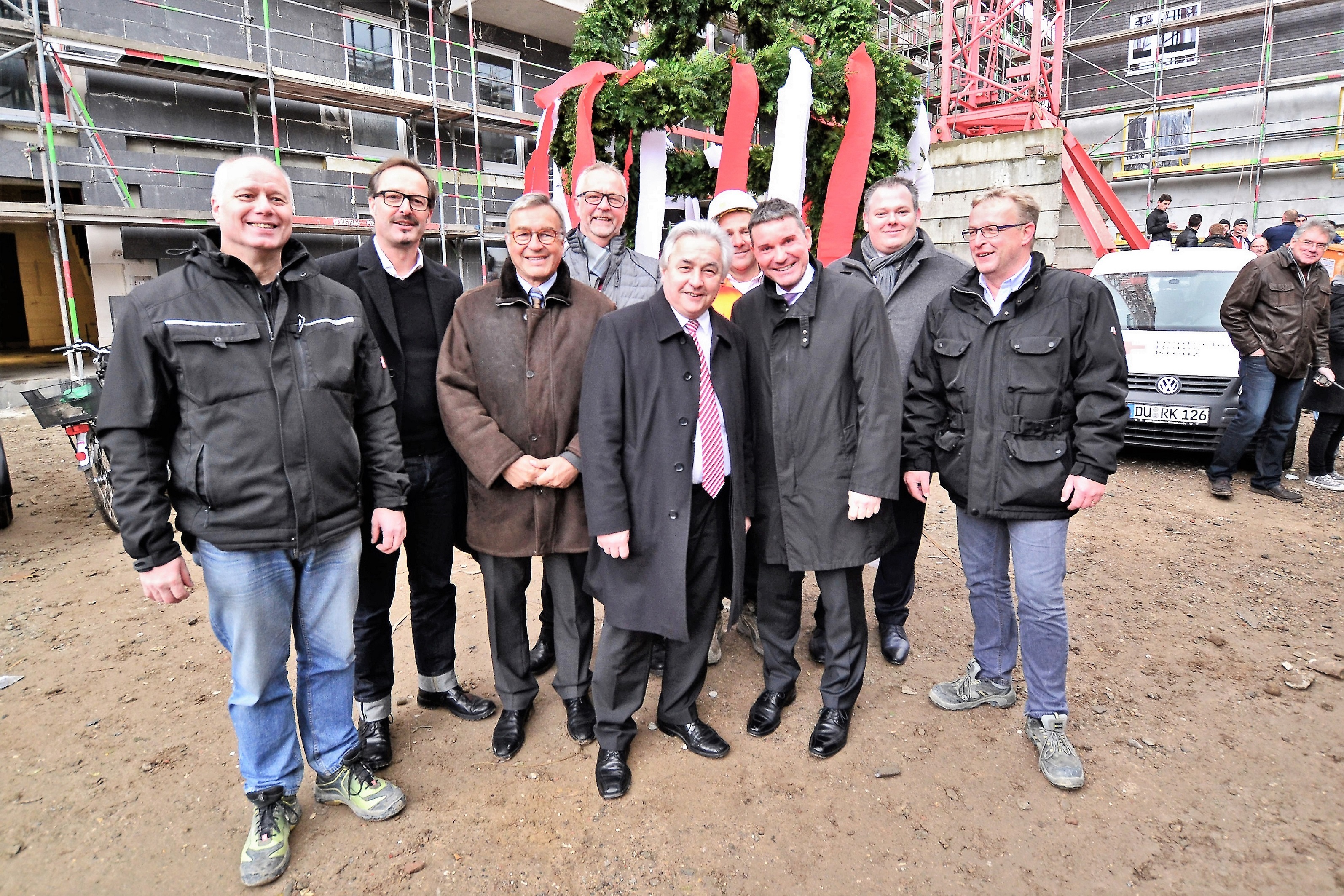 Auf dem Foto freuen sich (v.l) Axel Eßer (Bauleiter Conesta), Martin Becker (Architekt), Michael Brandstetter (Geschäftsführer Conesta), Hans-Bernd Wiemann (DRK-Seniorenbetreuung Duisburg), Volker Mosblech (Bürgermeister der Stadt Duisburg), Helmut Zens (Bauleiter GWI Hochbau), Stefan Fischer (Vorstandsvorsitzender DRK-Düsseldorf), Sven Pöhlsen (Vorstand DRK-Duisburg) und Norbert Rath (Technischer Leiter Conesta) über den zügigen Verlauf der Bauarbeiten. Fotos: privat