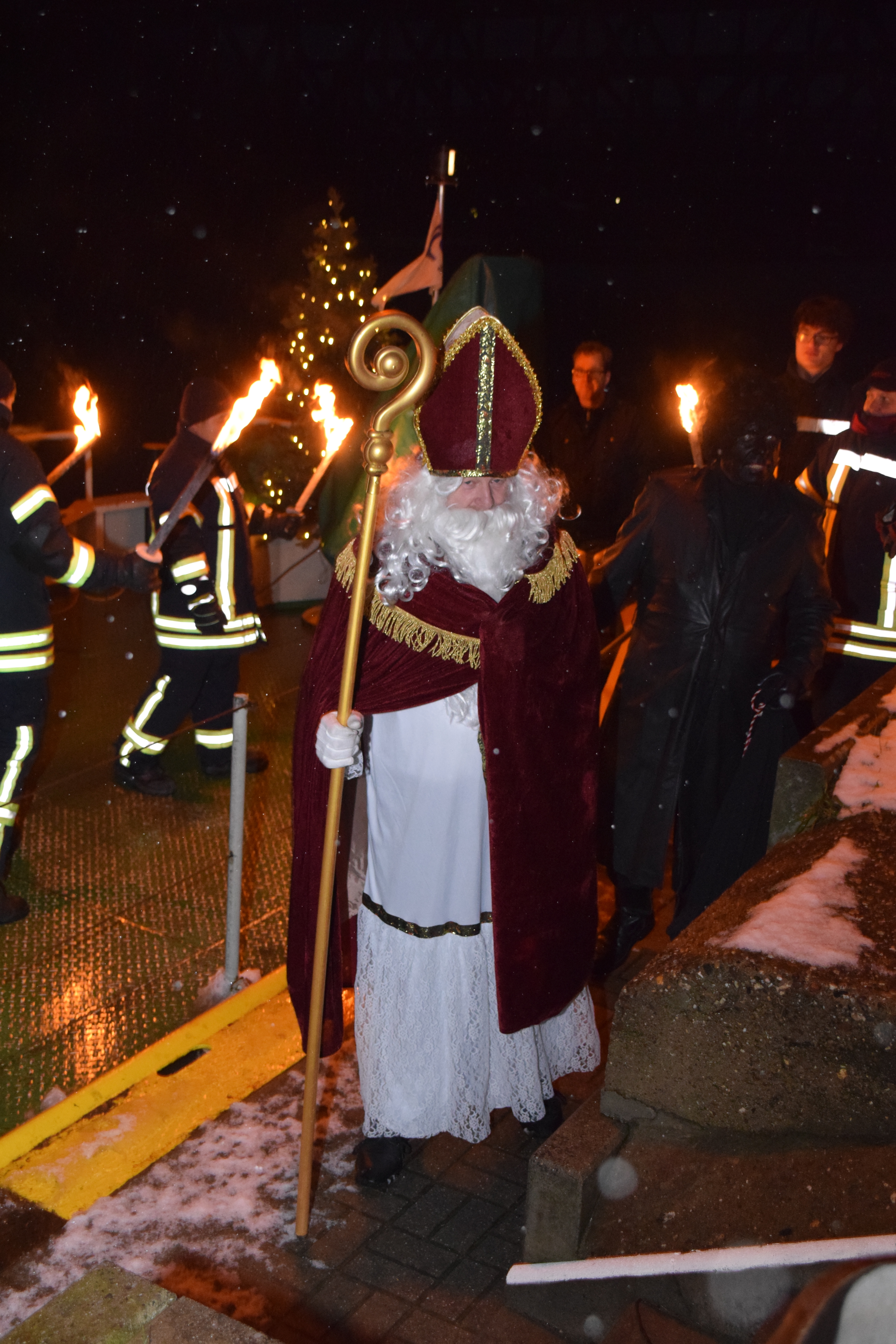 Wie gewohnt kam der Nikolaus mit dem Schiff, legte am Kanal an und sorgte bei den Kindern für leuchtende Augen.