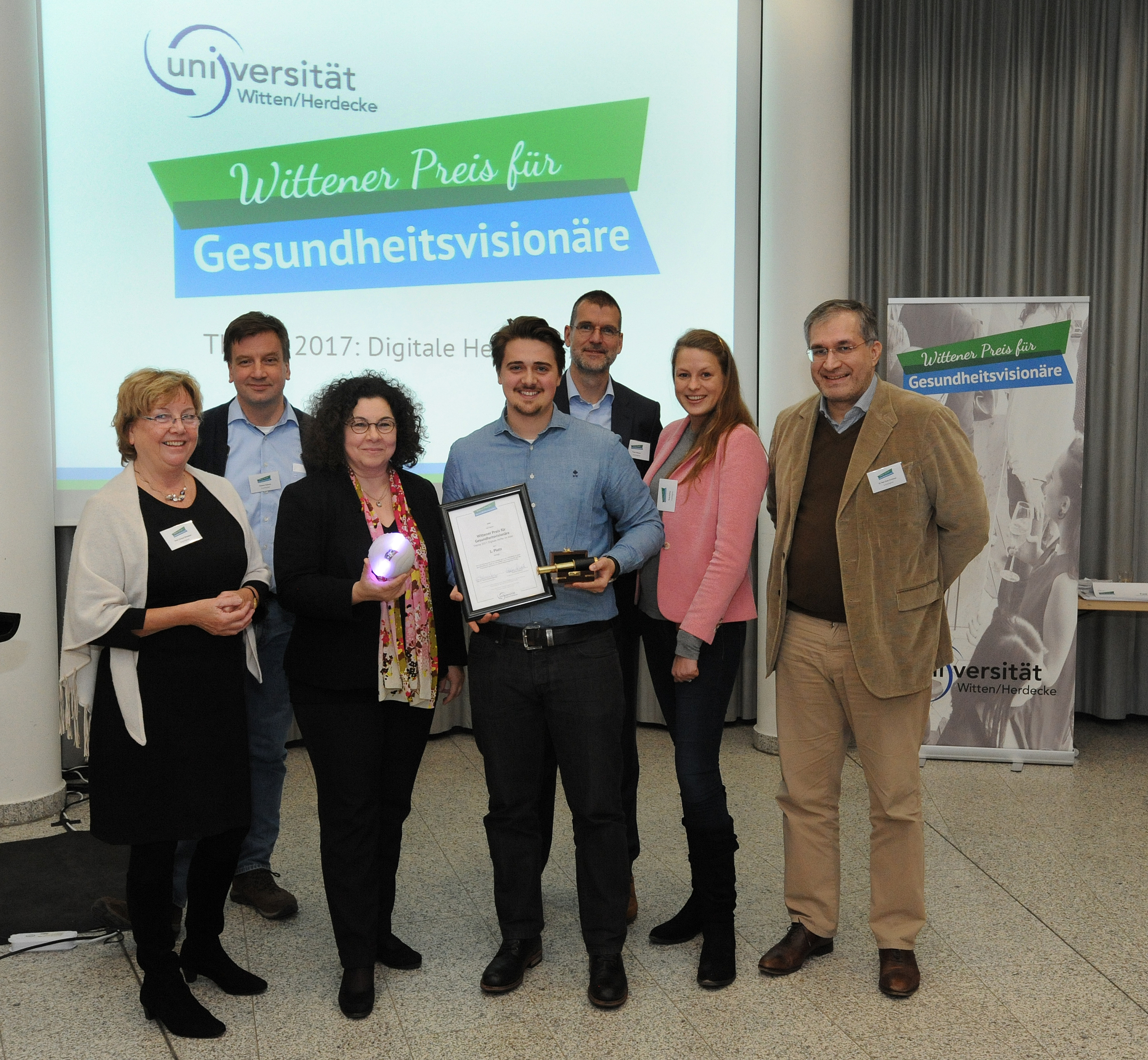 Jury und Preisträger "ichó": Professor Christel Bienstein, Stephan Kohorst, Professor Dr. Sabine Bohnet-Joschko, Steffen Preuß (ichó, 1. Platz), Frank Wiemer, Ronja Kanitz, Dr. Hari Sven Krishnan. (v.l.) Fotos: Uni Witten/Herdecke