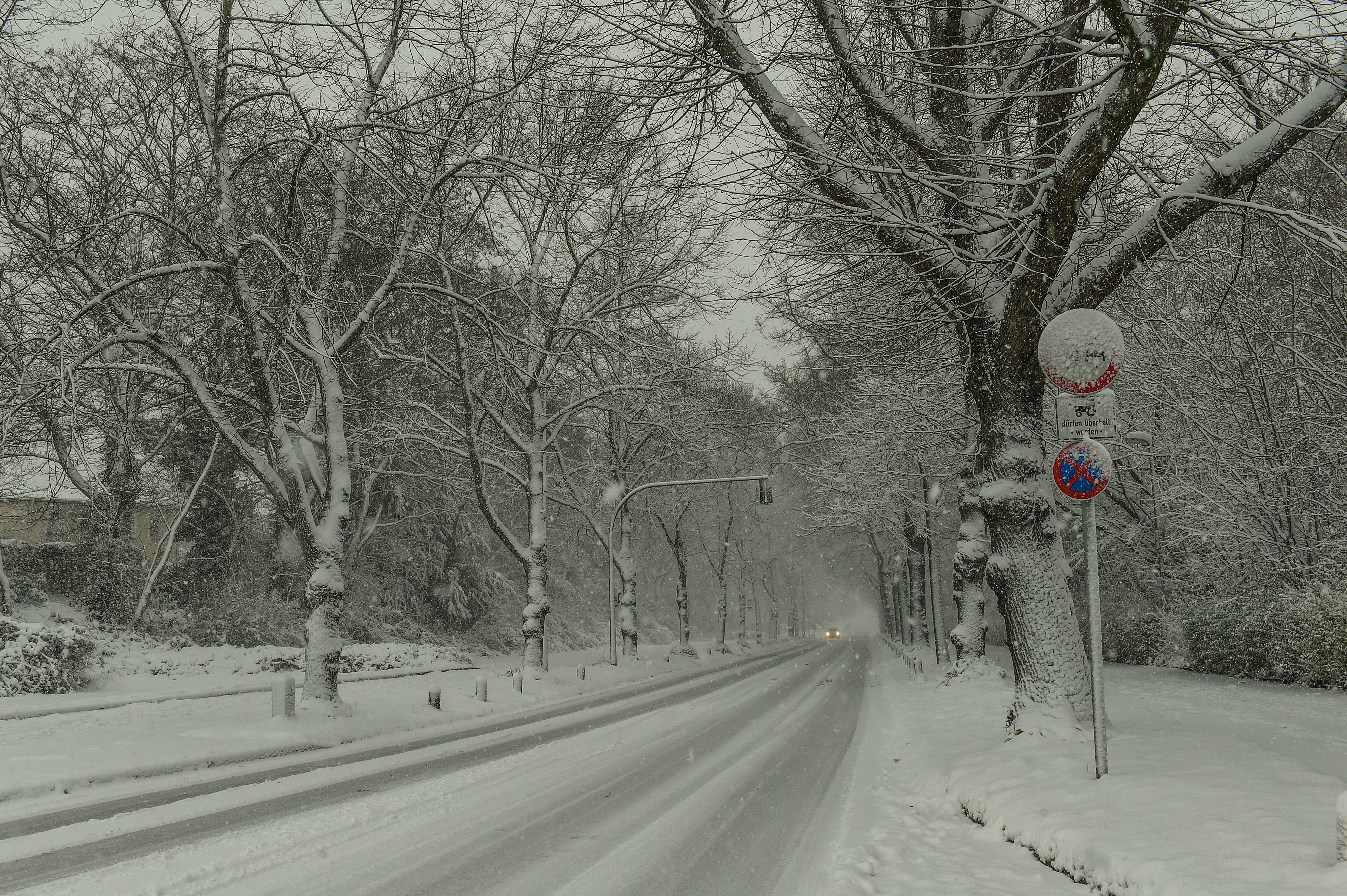 Fulerumer Straße im Schneetreiben, Fahrtrichtung Frohnhausen
