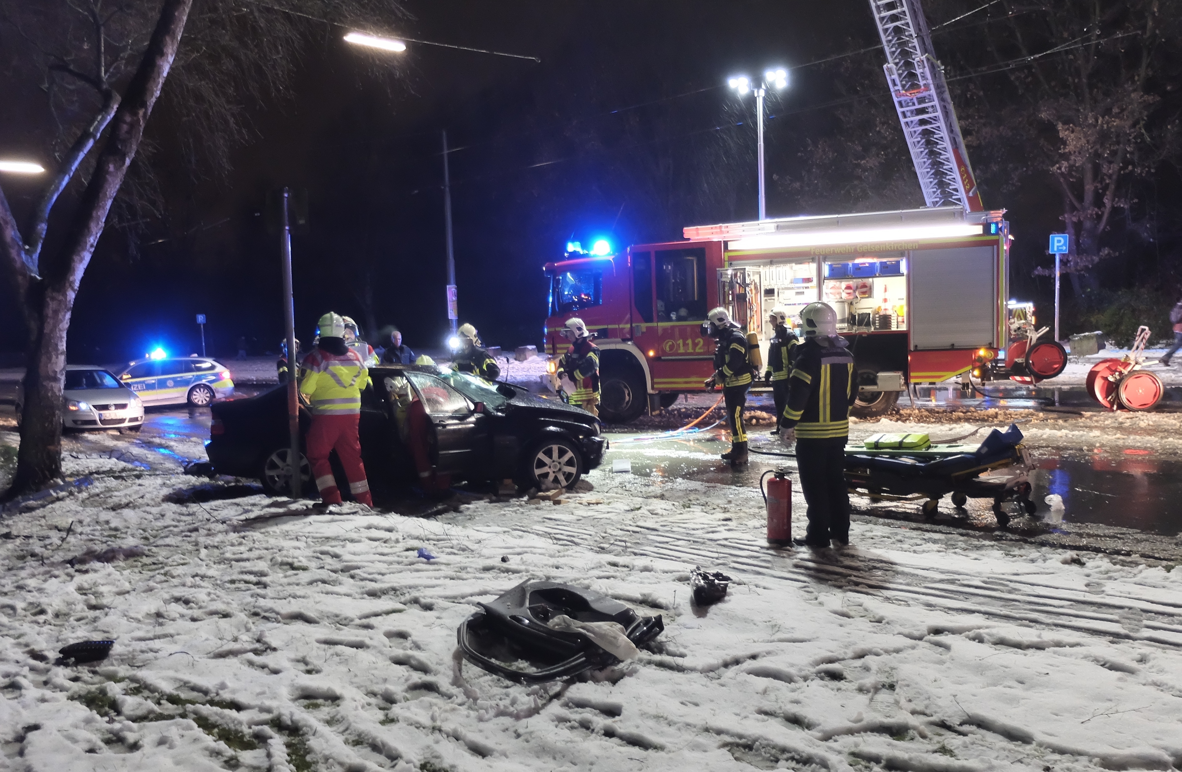 Verkehrsunfall mit eingeklemmter Person