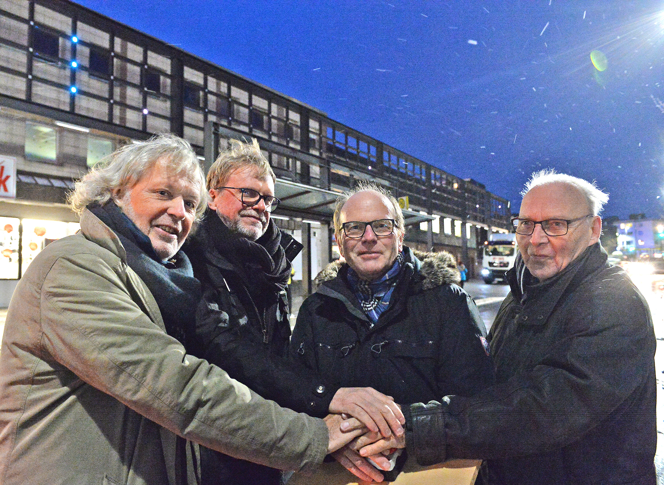Man muss schon genau hinsehen, um die Lichtpunkte zu entdecken: Landschaftsplaner Friedhelm Terfrüchte (von links), Lichtkünstler Jürgen Meier, der Technische Beigeordnete Siegfried Peterburs und der Planungsausschussvorsitzender Manfred Gries setzen mit dem offiziellen Knopfdruck die Installation an dem Paravent in Gang.
