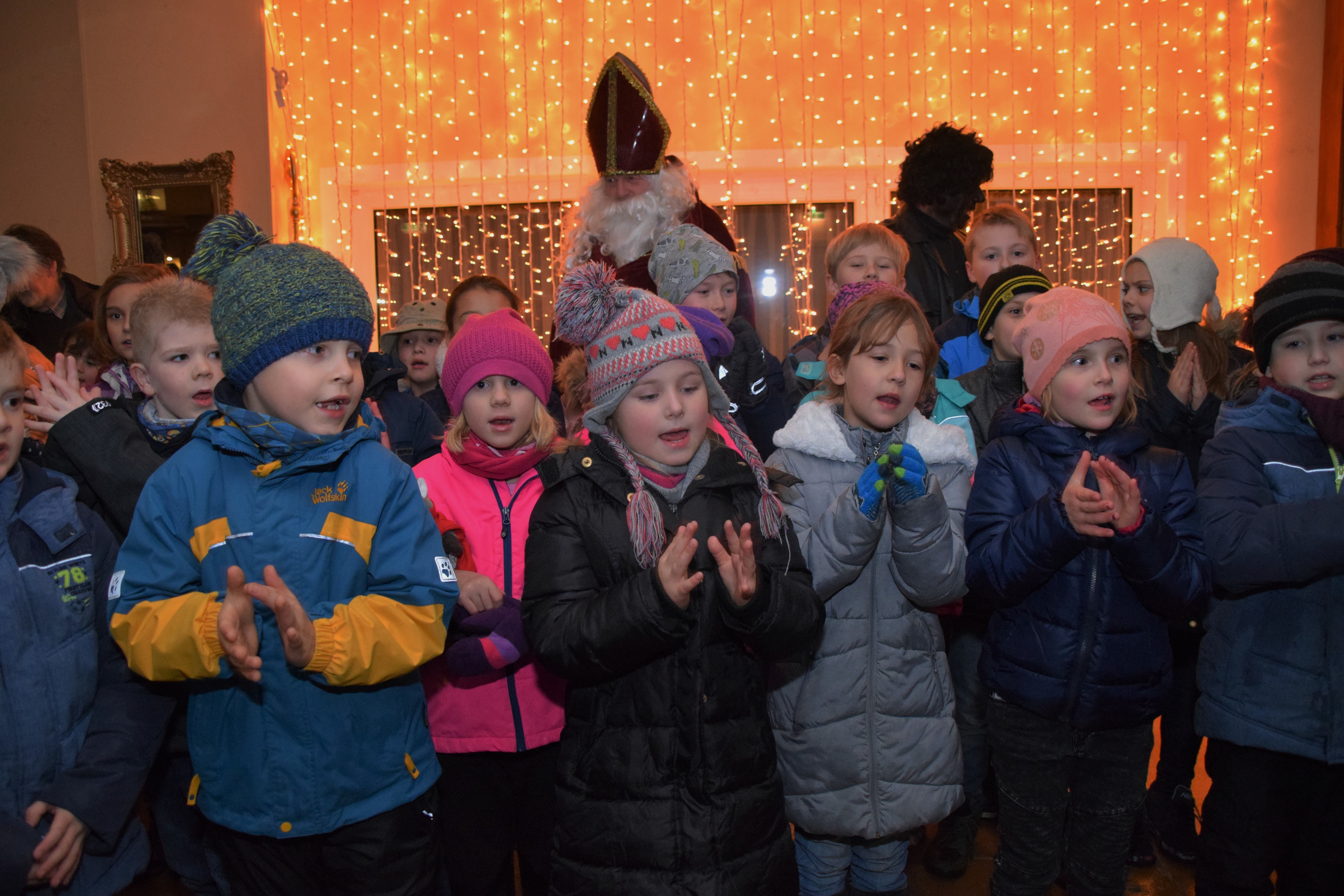 Gespannt warten die Kinder auf den Nikolaus.