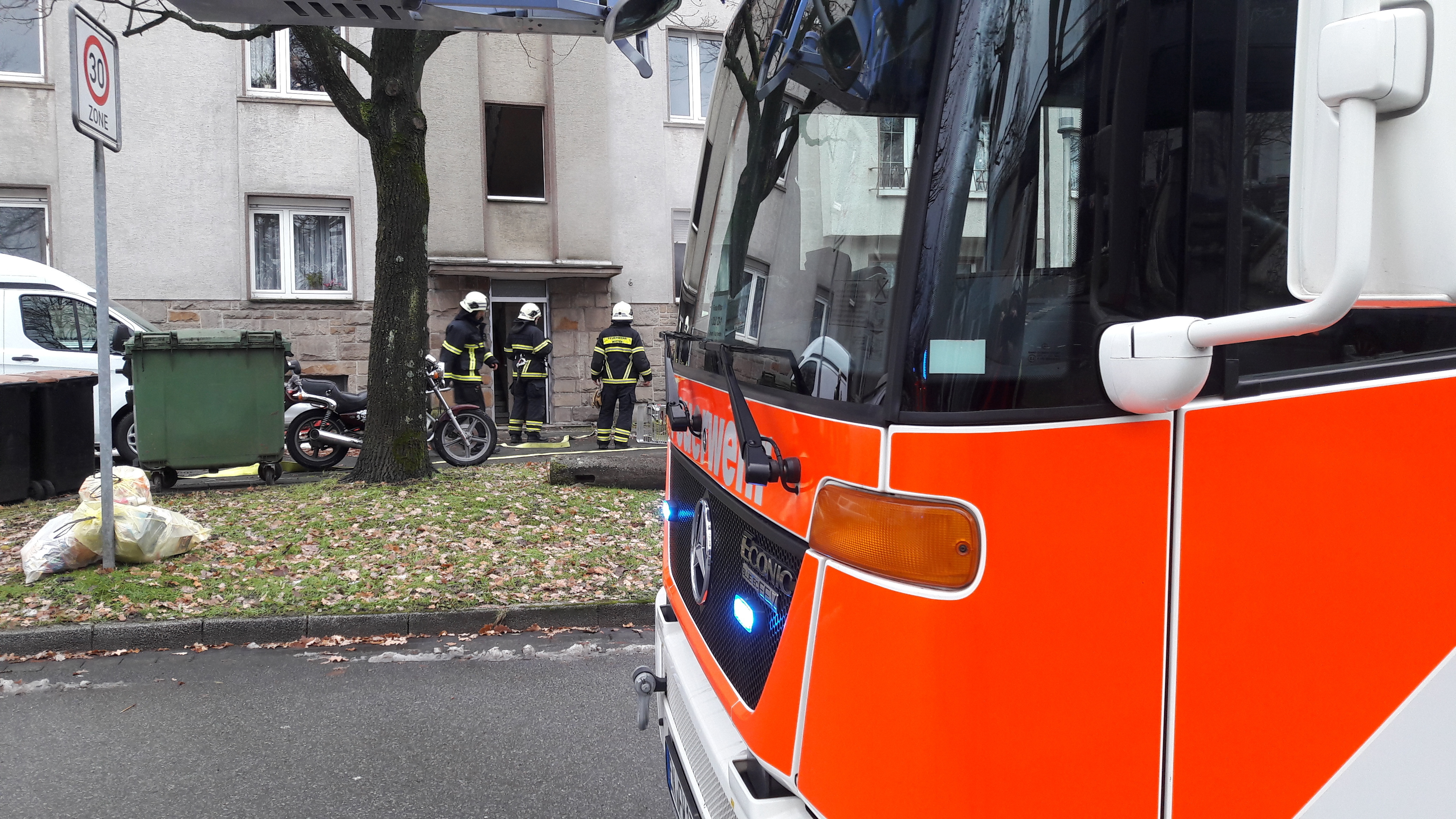 Einsatzkräfte an der Schleiermachstraße.