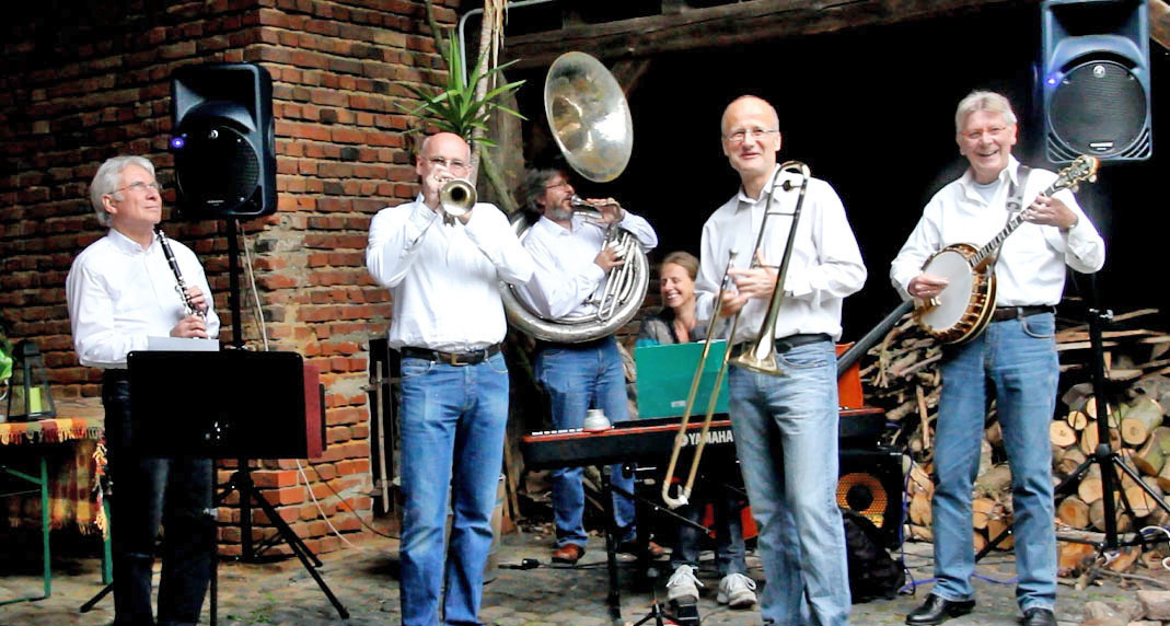 Im Jazzclub im Hopfensack ist die Red Onion Jazzband zu hören.