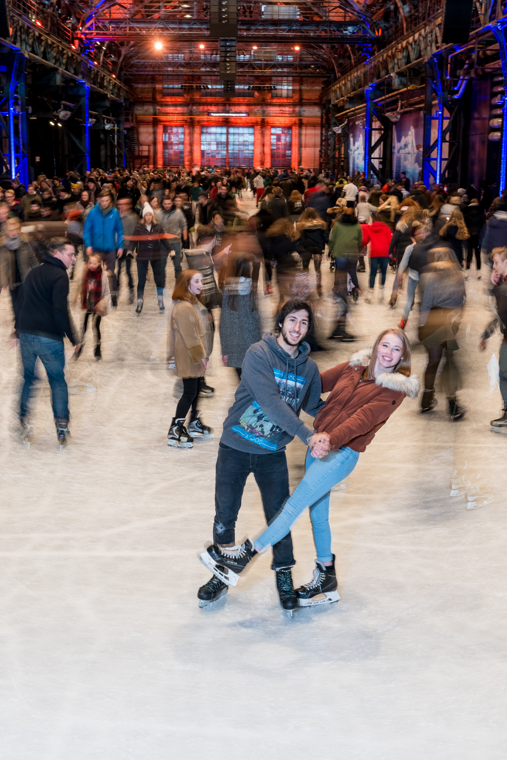 Nicht nur verliebte Pärchen, sondern auch Familien haben viel Spaß auf der riesigen Eisfläche.