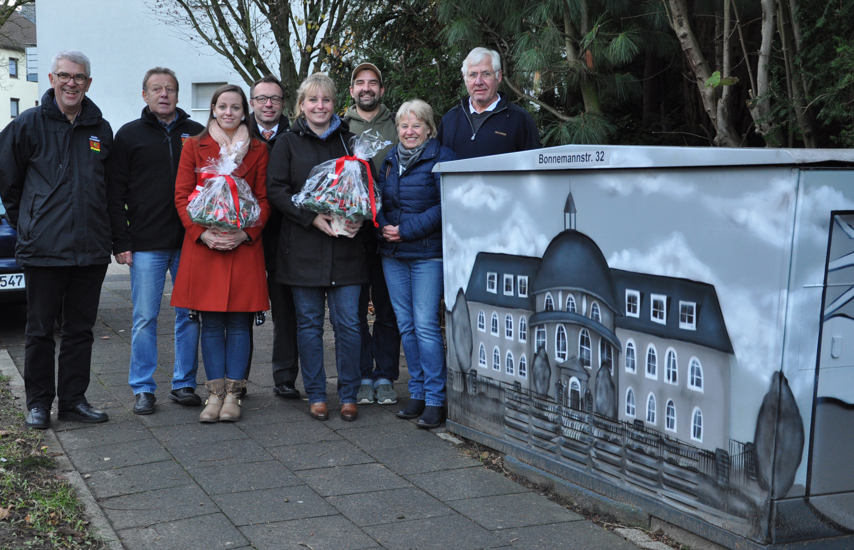 Drei neue Stromkästen hat der Frintroper Graffiti-Künstler Pascal Maßbaum in diesem Jahr in Schönebeck gestaltet. Den im oberen Bereich der Bonnemannstraße ziert eine historische Ansicht des Kloster Emmaus. Mit Vorstellung der neuen Motive läuft die gemeinsame Aktion von BVV und innogy nun erst einmal aus.