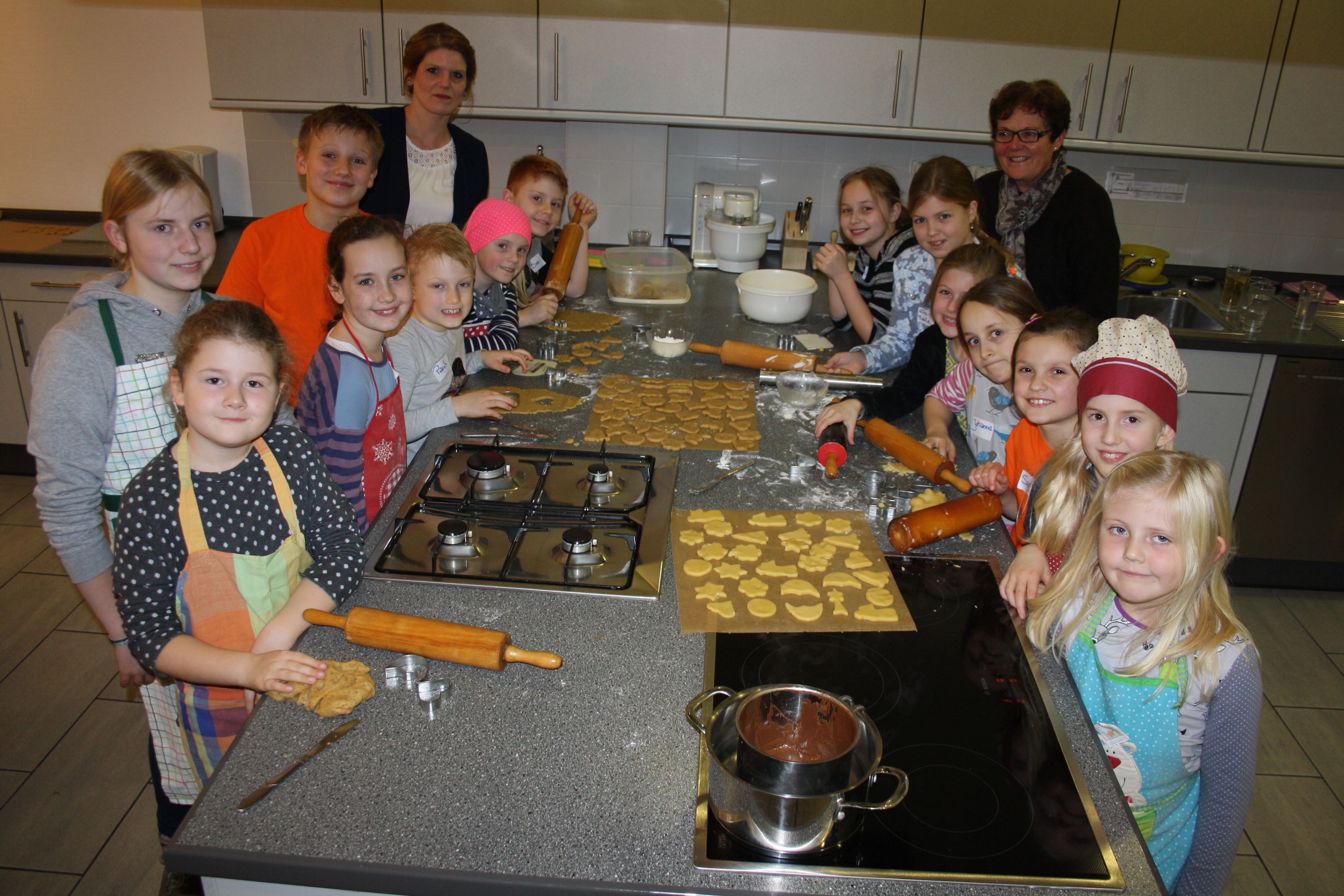Eifrige Mendener Jungs und Mädchen im Alter zwischen 6 und 10 Jahren backen traditionell Plätzen in der Lehrküche der Stadtwerke.