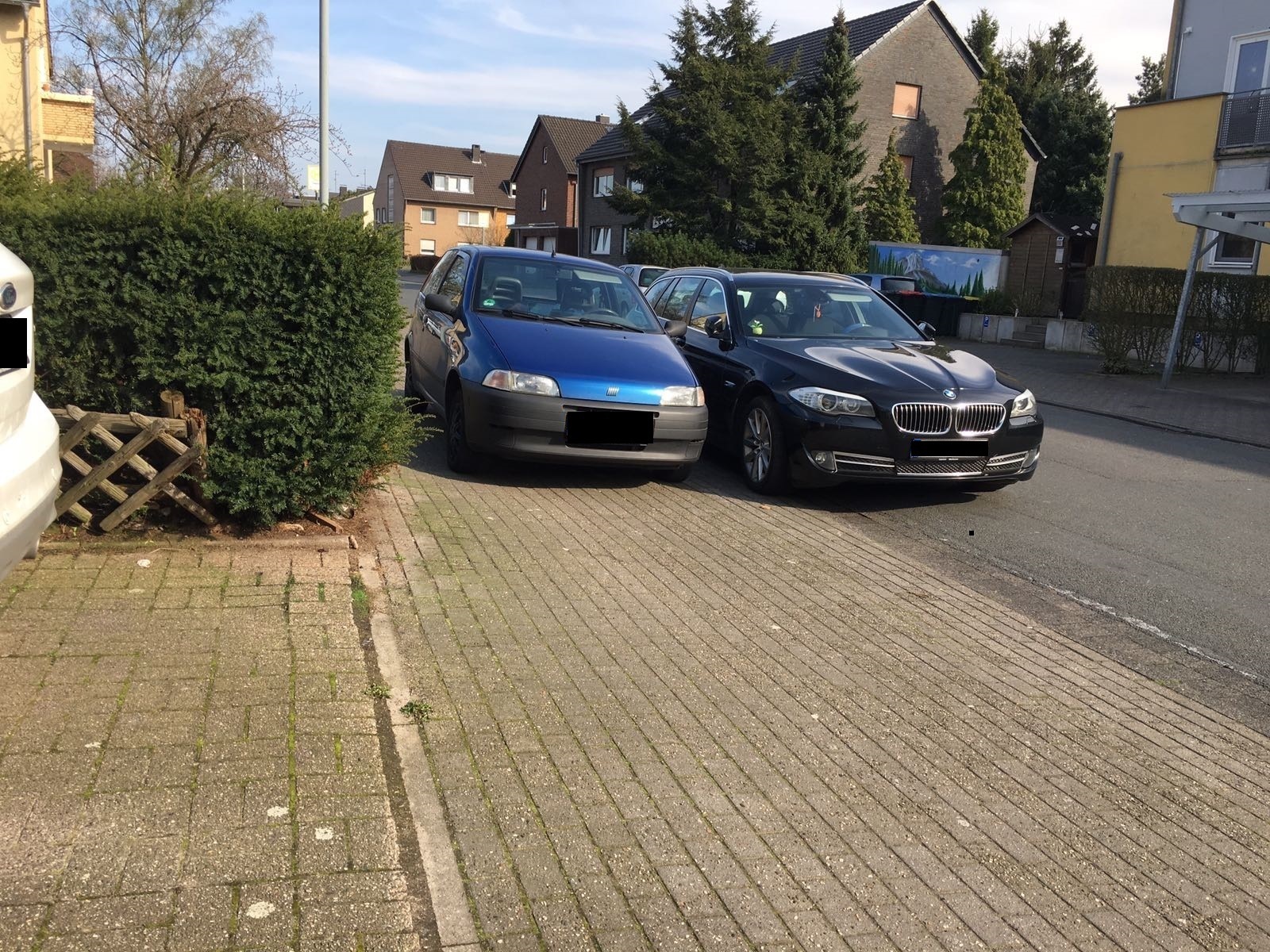 Das Parken auf dem Gehweg oder Radweg kann für Parkende unangenehm werden.