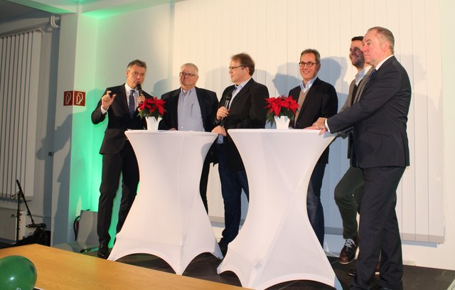 Blickten zurück auf das Jubiläumsjahr (v.l.): Bürgermeister Christoph Tesche, Beigeordneter Ekkehard Grunwald, Moderator Herrmann Böckmann, Lars Tottmann und Marius Ebel von der Arena Recklinghausen GmbH sowie Stadtarchivar Dr. Matthias Kordes. Foto: Stadt