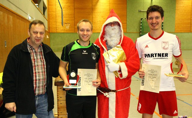Der FFC-Vorsitzende Uwe Walter zeichnete gemeinsam mit "Nikolaus" Ludwig Zentarra die Vereinsmeister im Doppel, Sven Walter (2.v.l.) und Florian Krick (rechts), aus. (Foto Karsten-Thilo Raab)