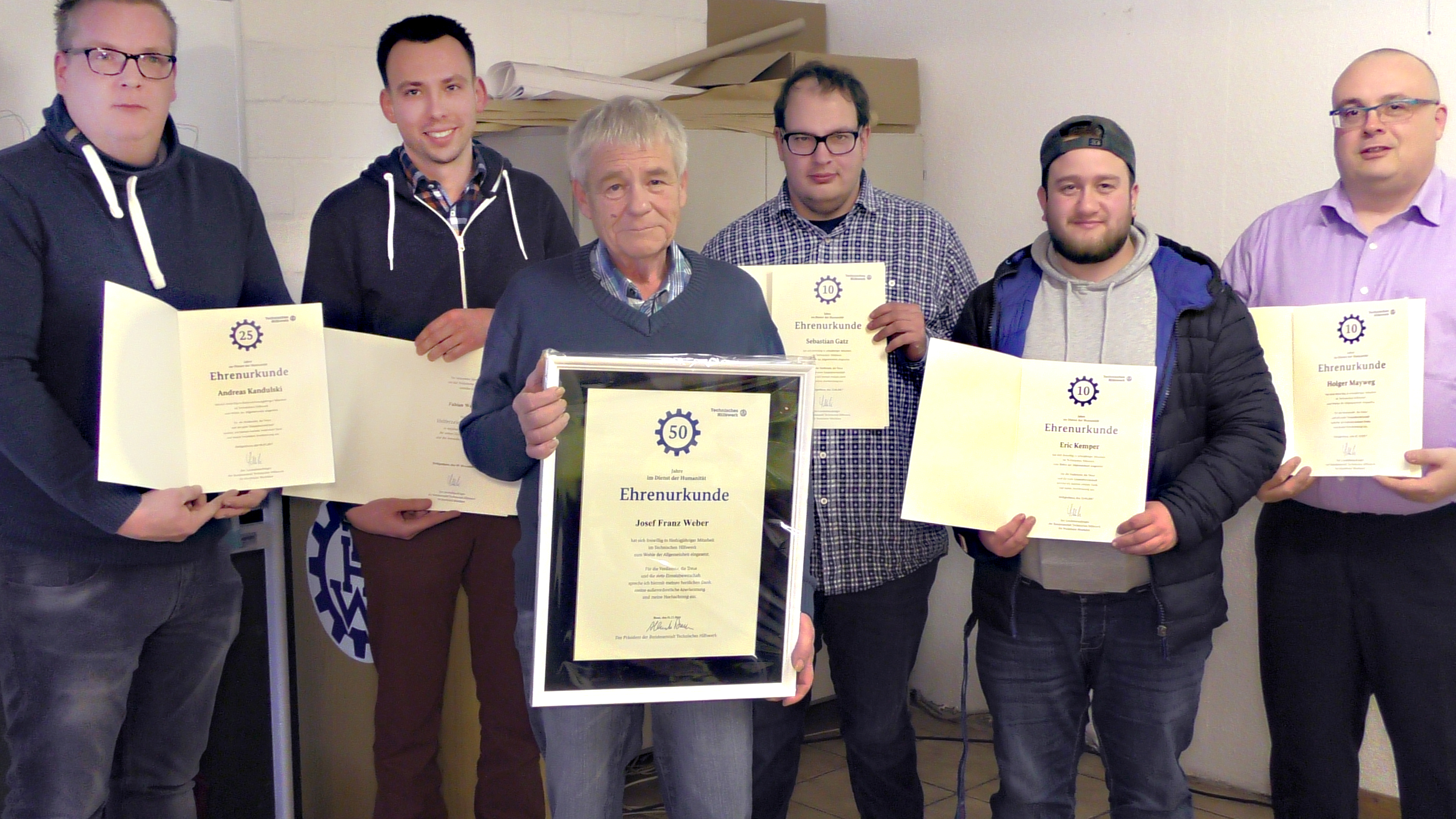 Ehrungen konnten entgegennehmen (v.l.): Andreas Kandulski (25 Jahre), Fabian Weber (Ehrenzeichen Gold), Josef Weber (50 Jahre), Sebastian Gatz, Eric Kemper und Holger Mayweg (10 Jahre).