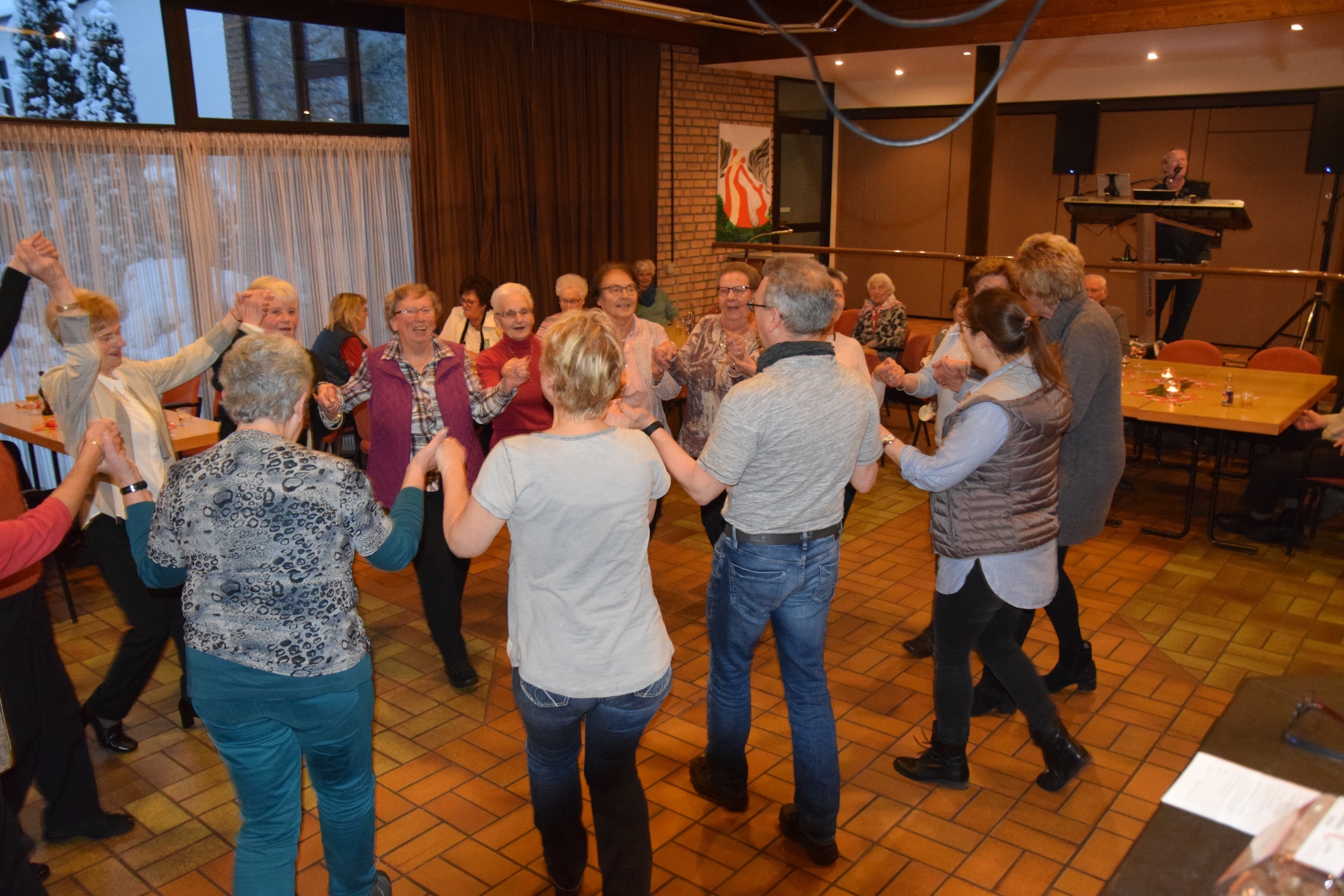 Einen Nachmitttag konnten nicht nur Seniorinnen und Senioren Musik hören, Leute treffen, plauschen, tanzen und ganz viel Spaß haben.