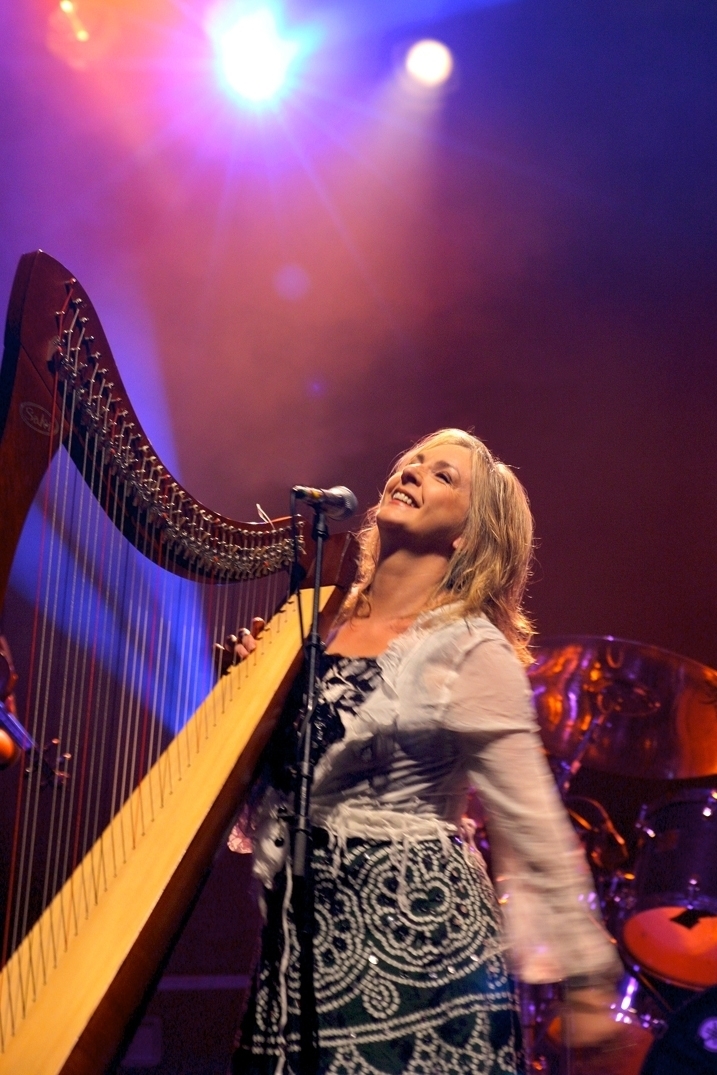 Moya Brennan ist eine irische Sängerin, Harfenistin und Songwriterin.