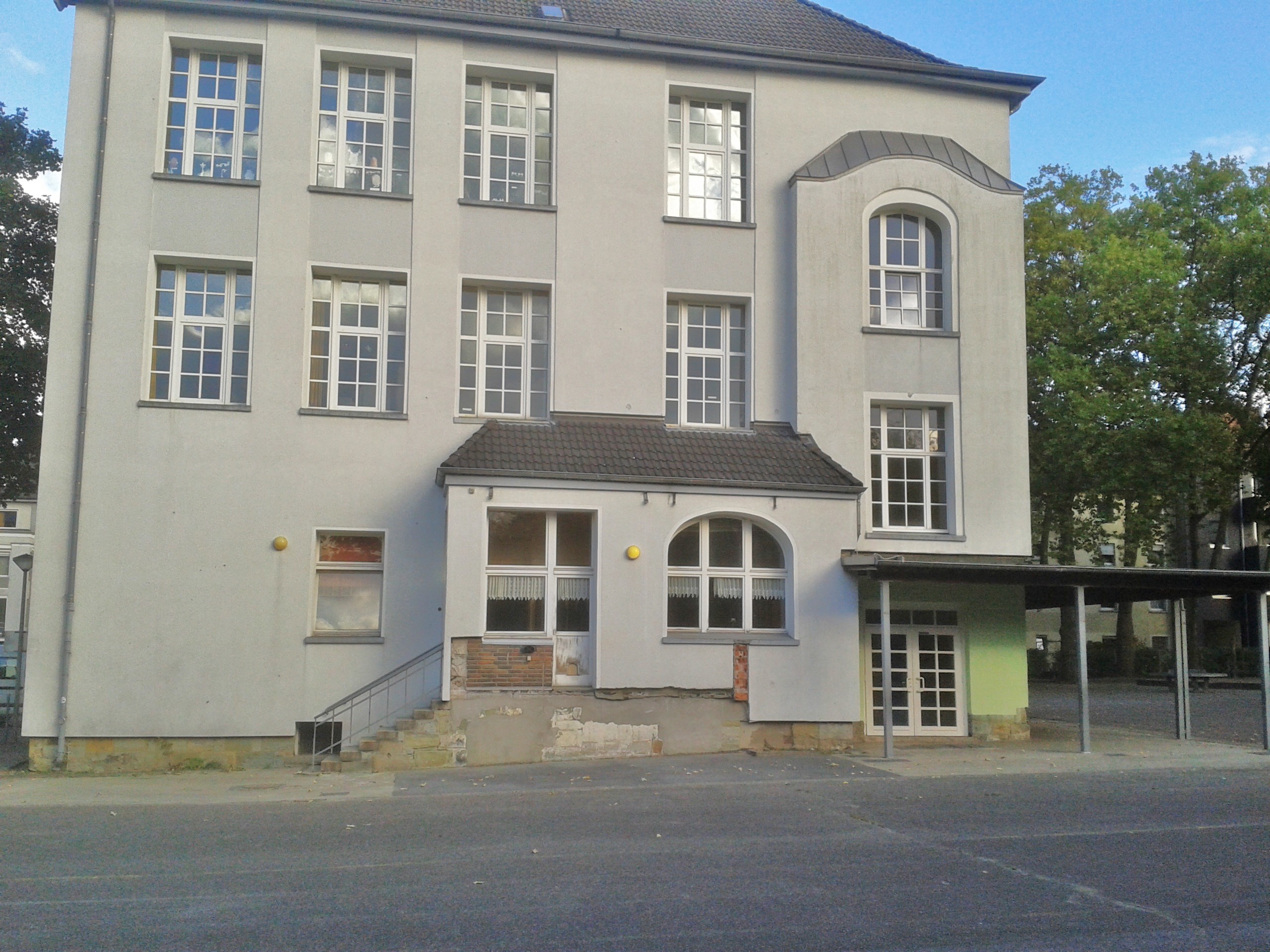 Grundschulen sind oft noch nicht effektiv mit WLAN-Systemen und aktuell vernetzten Schul-PC-Propgramm ausgerüstet - hier die Grundschule an der Berliner Straße in Frohnhausen.