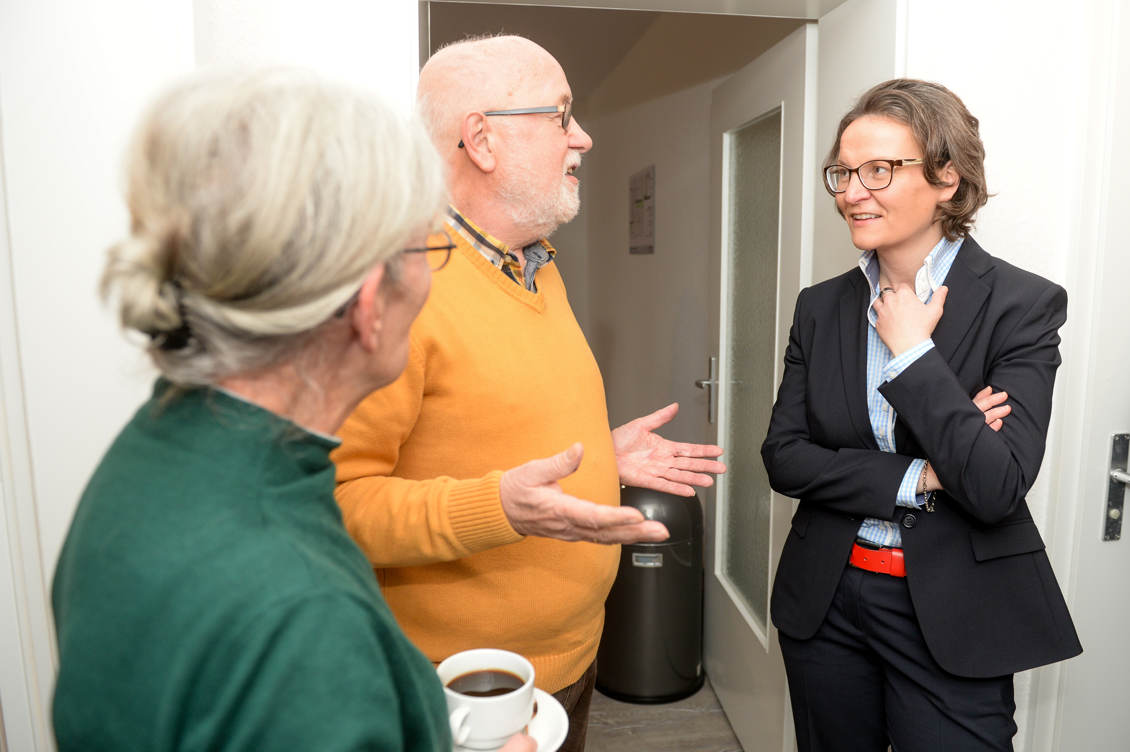 NRW-Bauministerin Ina Scharrenbach (r.) spricht an der Lerchenstraße mit Mietern.