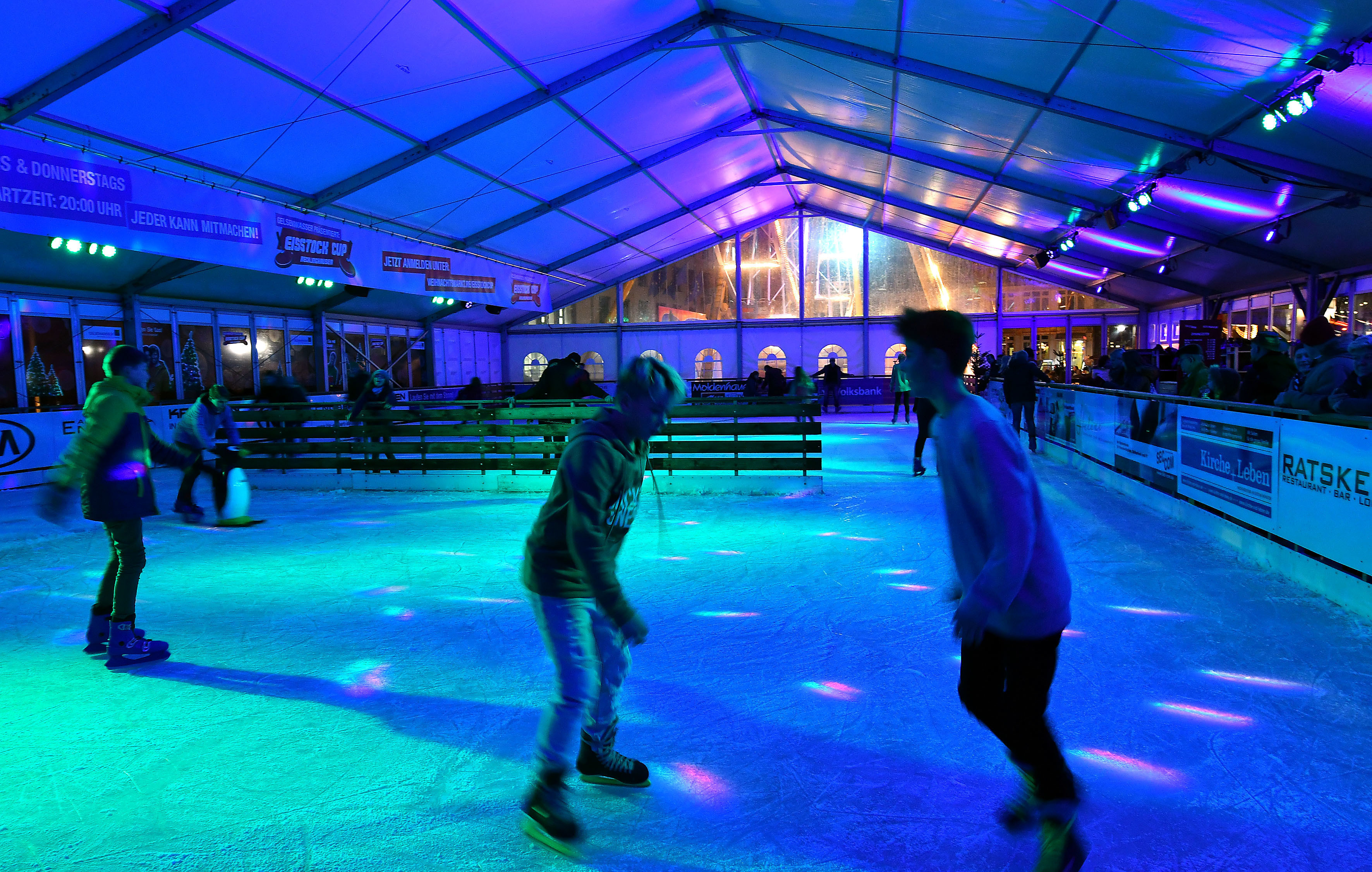 Eislaufen kann man noch bis zum 7. Januar am Rathaus. Foto: krusebild