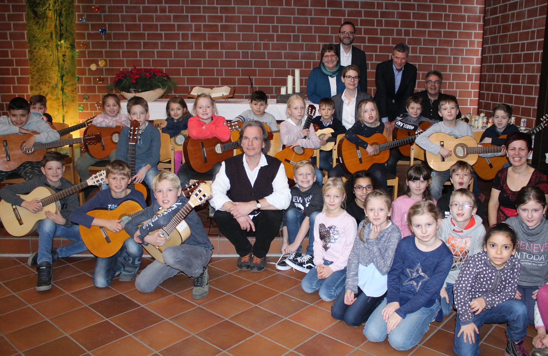 Bürgermeister Christoph Tesche besuchte das Dankeschön-Konzert der Schüler der Grundschule Hillerheide. Foto: Stadt