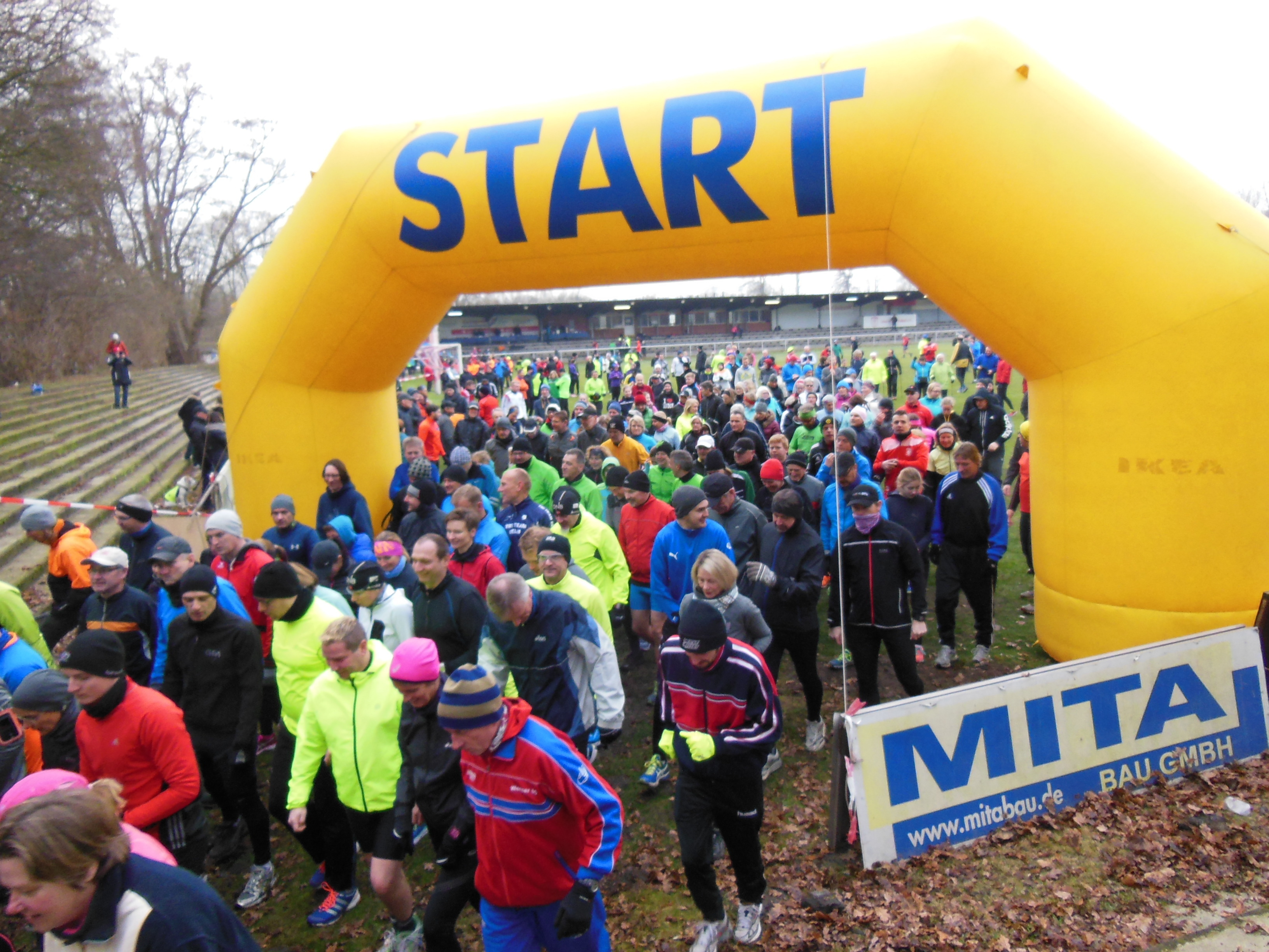 So war es im letzten Jahr: Massenstart beim Silvester-Lauf in Schwansbell . Foto Janning