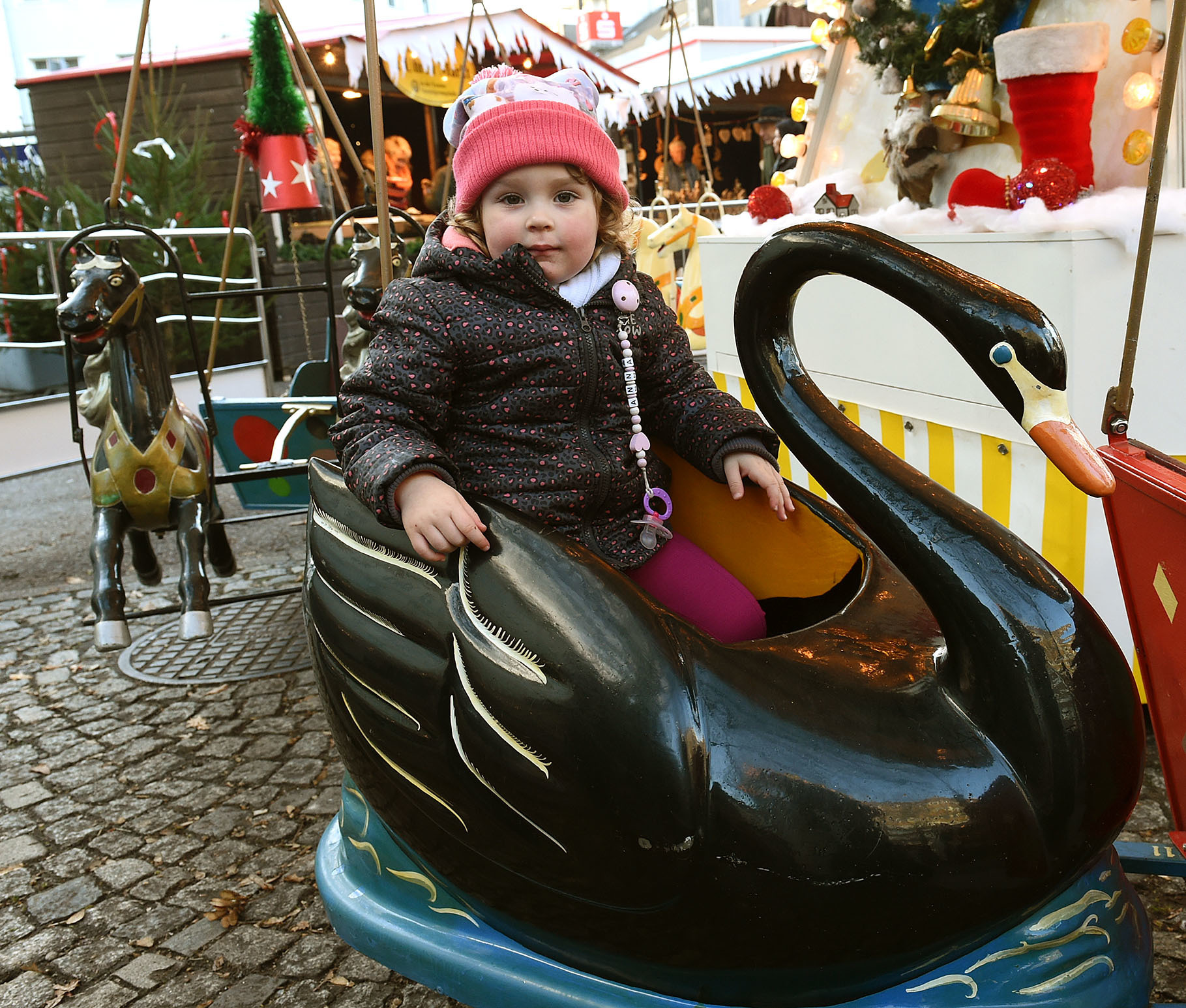 Auch für Kinder wird wieder einiges geboten. Unser Foto zeigt die kleine Anna bei einem Besuch des Wintermarktes im Vorjahr.