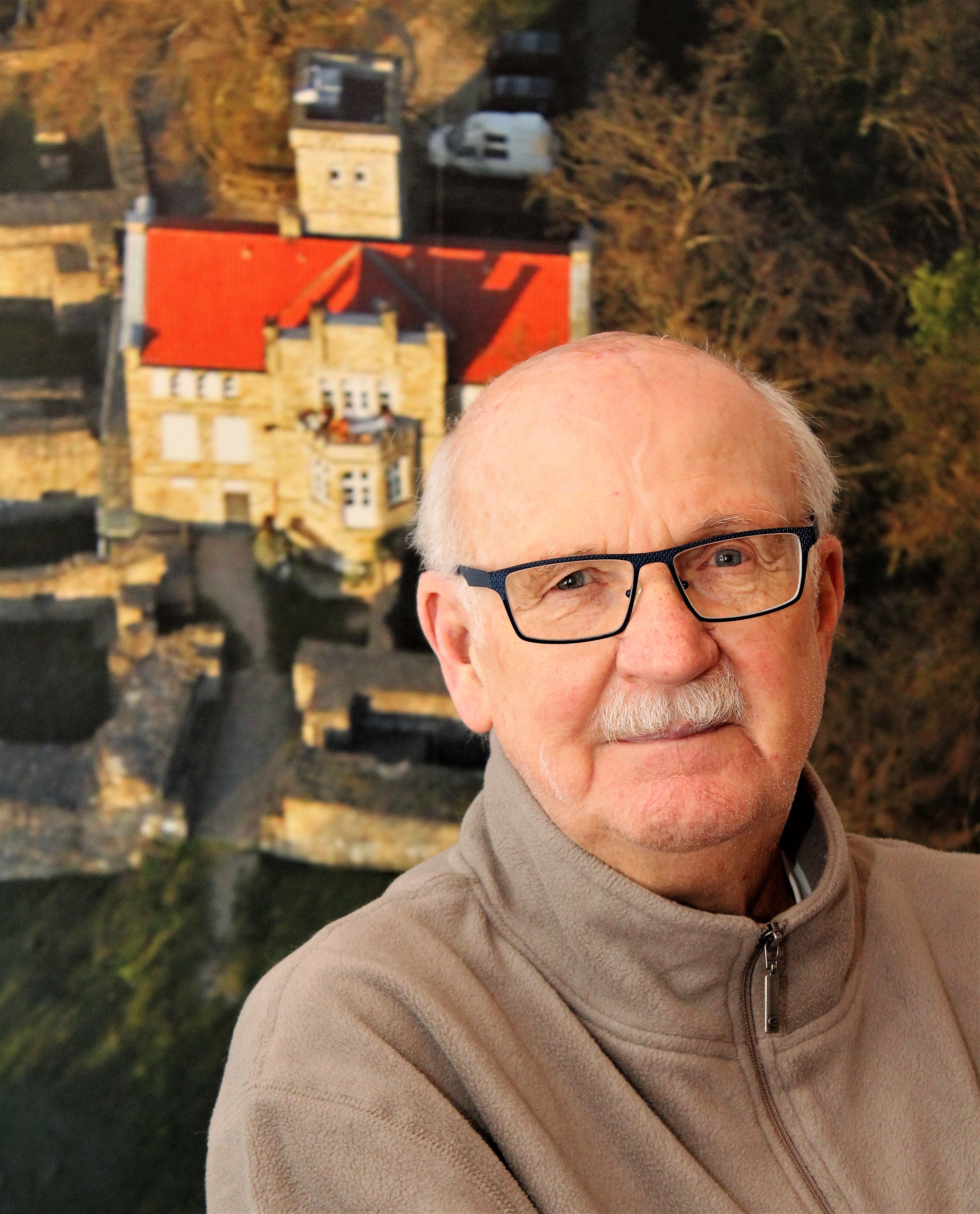 Gerhard Schwätzer vor der Isenburg. Foto: Pielorz