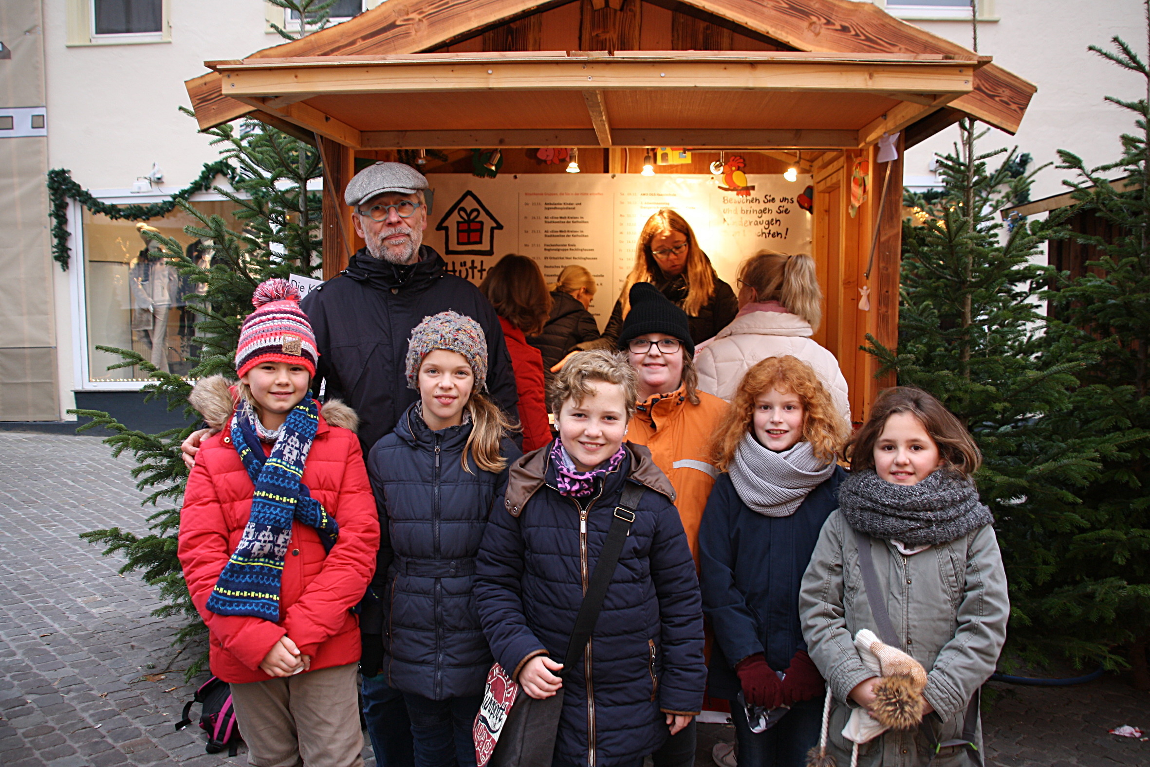 Femke (v.l.), Fabienne, Inka, Clarissa, Lilly und Helena zusammen mit Lehrer Gisbert Fahl von der Gebrüder-Grimm-Schule vor der Hütte der guten Taten auf dem Kirchplatz.