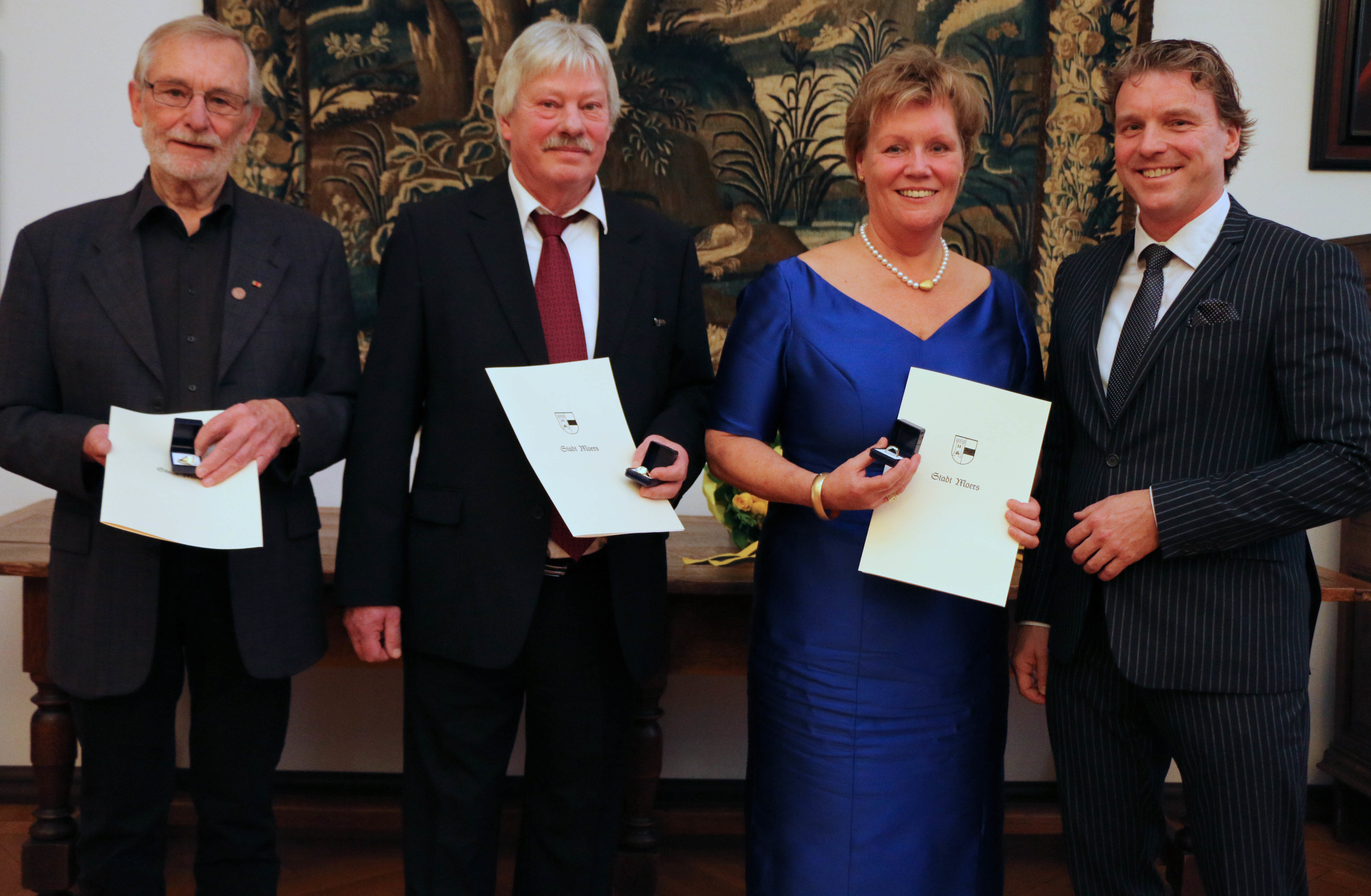 Bürgermeister Christoph Fleischhauer (r.) verlieh den Ehrenring der Stadt Moers an Dr. Bernhard Schmidt, Maria Welling und Hans Kitzhofer (v.l.). Foto: pst