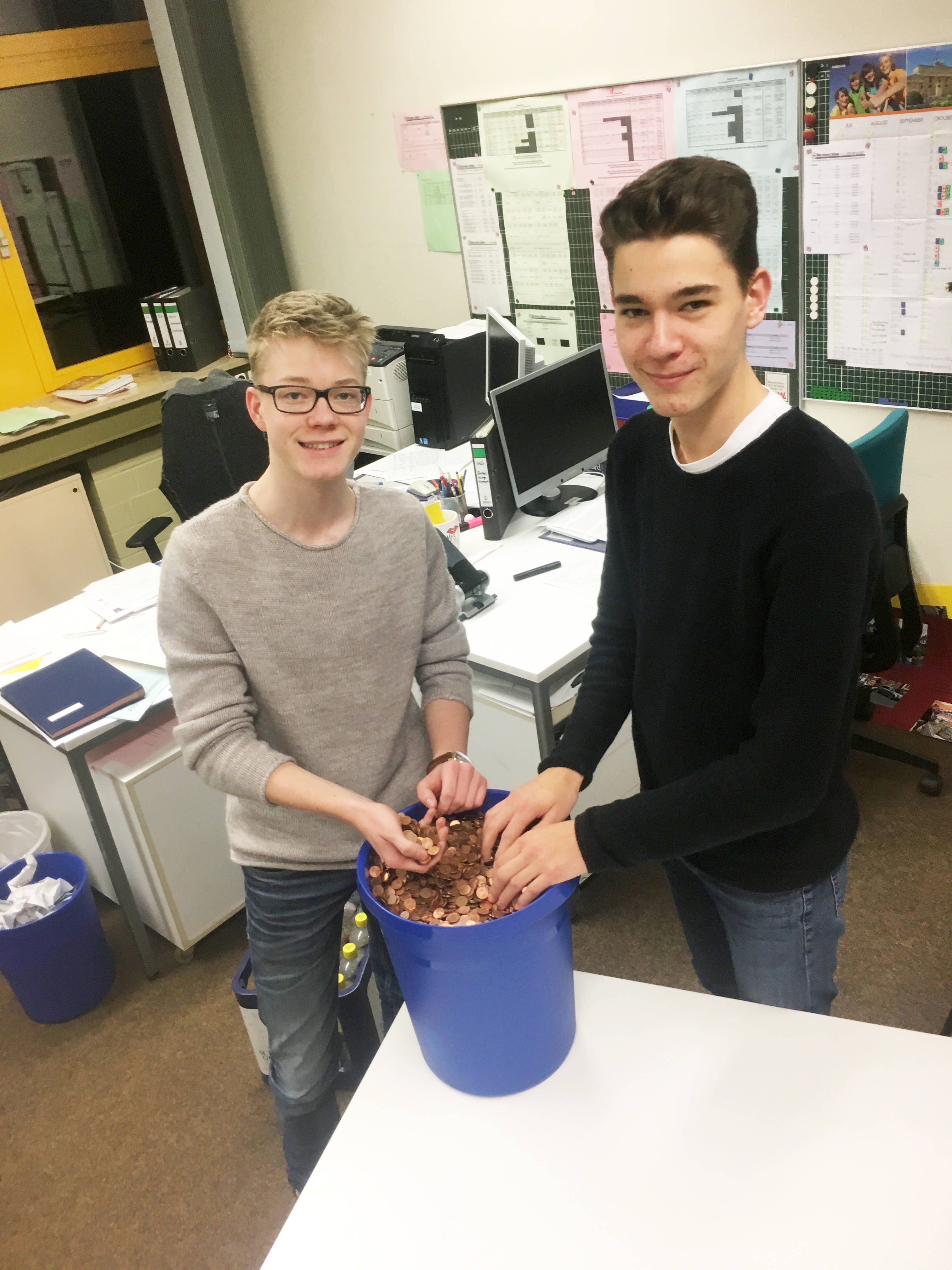 Die beiden Schülersprecher Julius Katins (l.) und Fabian Kremer (r.) kamen auf die Idee, den Gesamtbetrag der Cent-Sammelaktion für einen wohltätigen Zweck zu spenden.