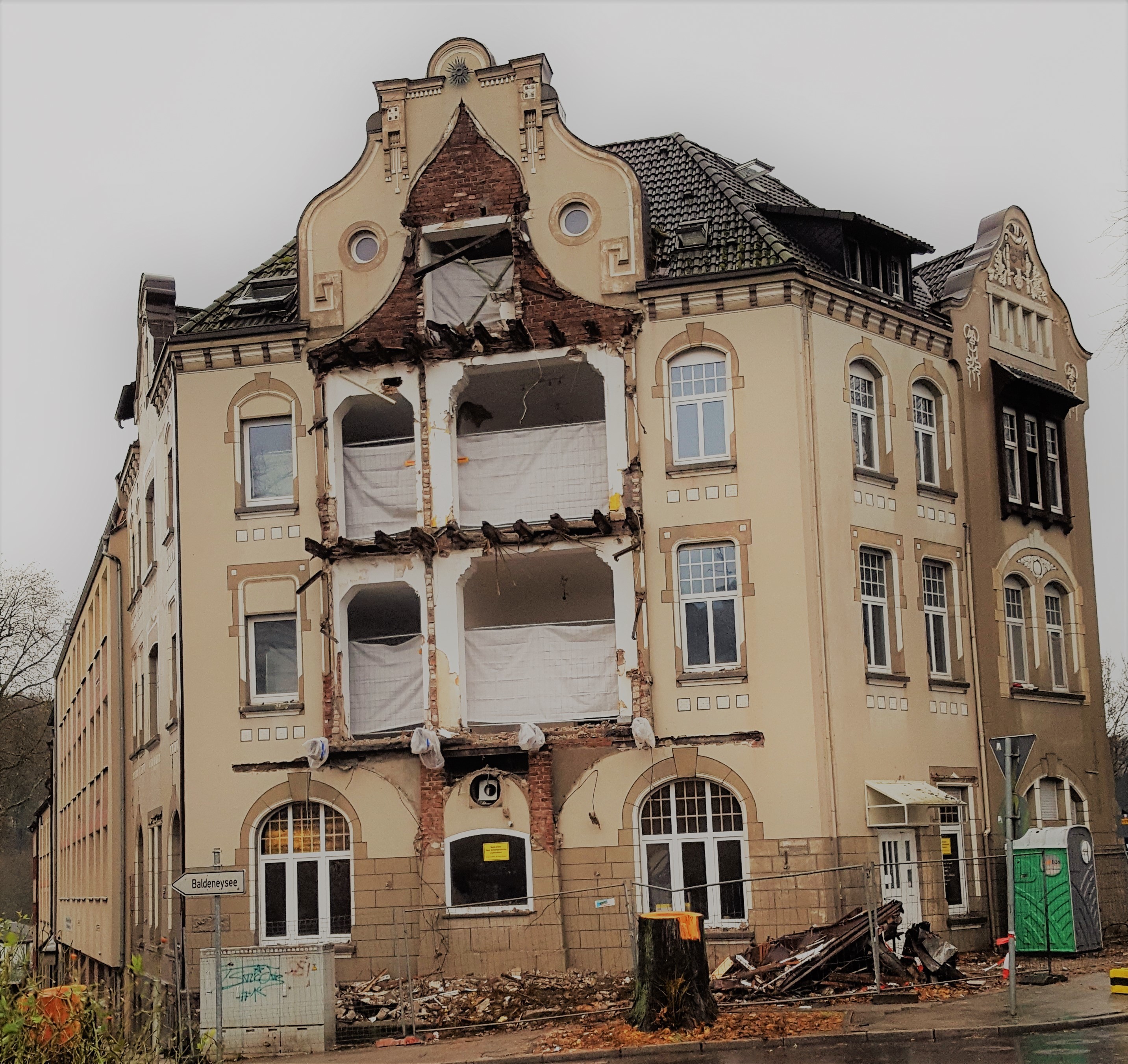 Das Jugendstilhaus hat mit dem Schmuckerker auch sein „Gesicht“ verloren.
Foto: Henschke