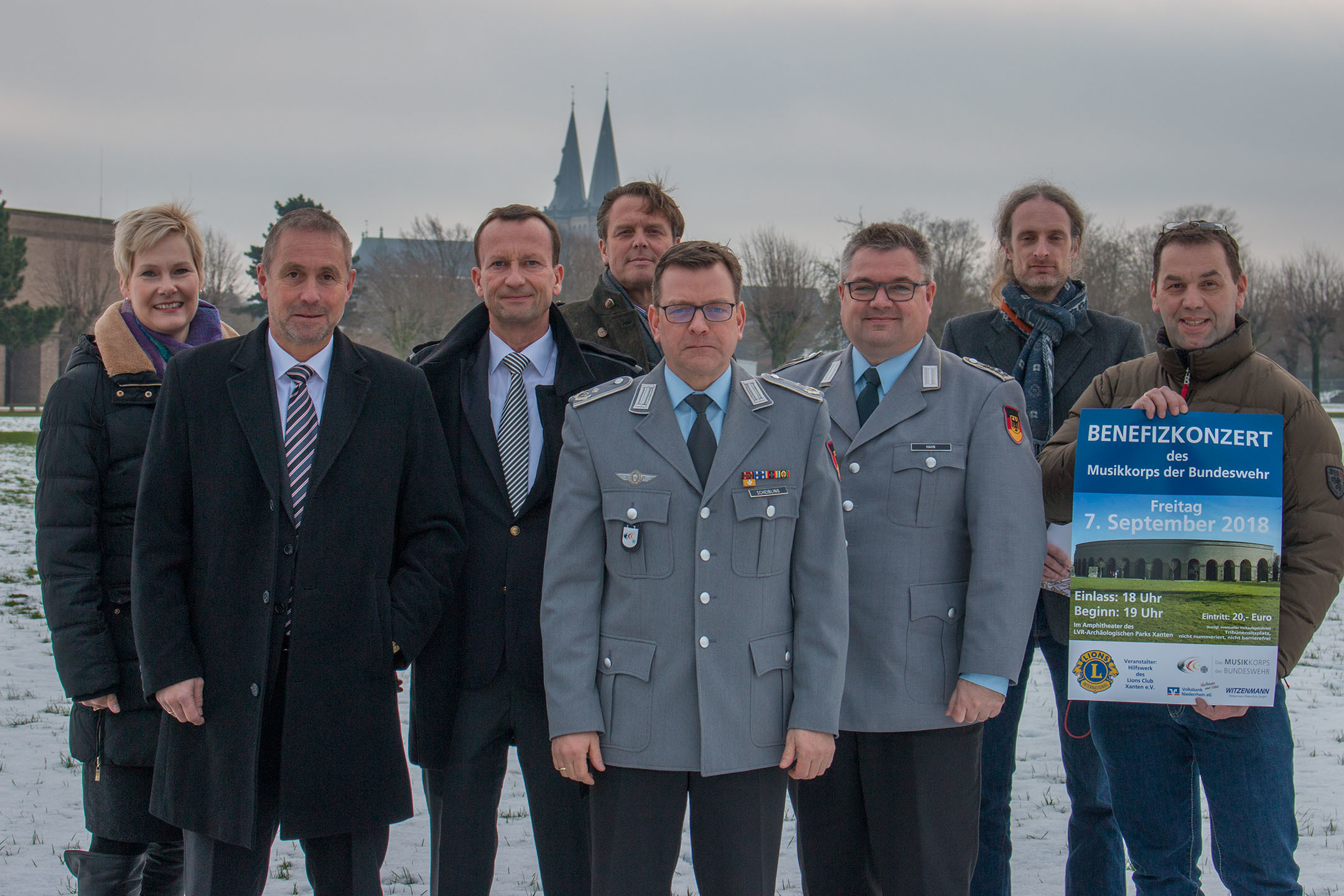 Freuen sich auf das musikalische Event: Elisabeth Maas (Vize Präsidentin Lions Club Xanten), Guido Lohmann (Volksbank Niederrhein e. G.), Christof Schneiderat (ehemaliger Präsident der Lions Xanten und Geschäftsführer der Witzenmann Rhein Ruhr GmbH), Dominik Wegenaer (Lionsclub Xanten), Oberstleutnant Christoph Scheibling (Dirigent und Leiter des Musikkorps der Bundeswehr), Oberstabsfeldwebel Stefan Hahn (Orchestermanager), Ingo Martell (Pressesprecher LVR APX) und Jens Weber (Past President Lions Xanten)
