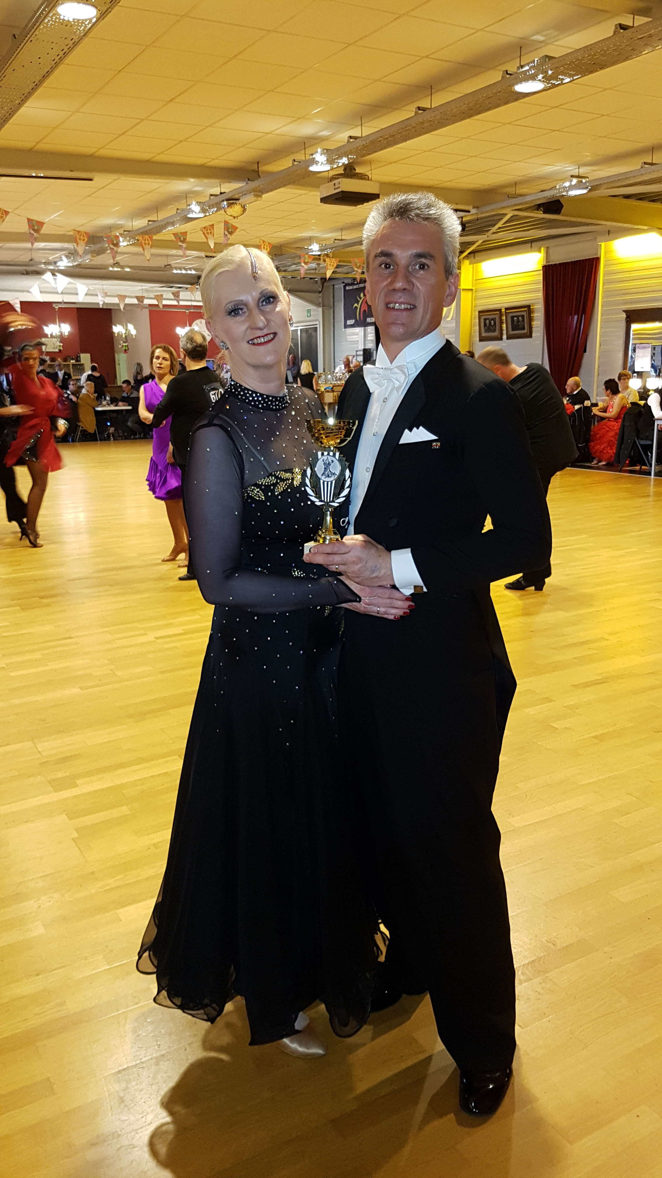 Große Freude: Kerstin und Dr. Jürgen Wunderlich aus Hilden holen die Herbst-Trophy für die SG Langenfeld.