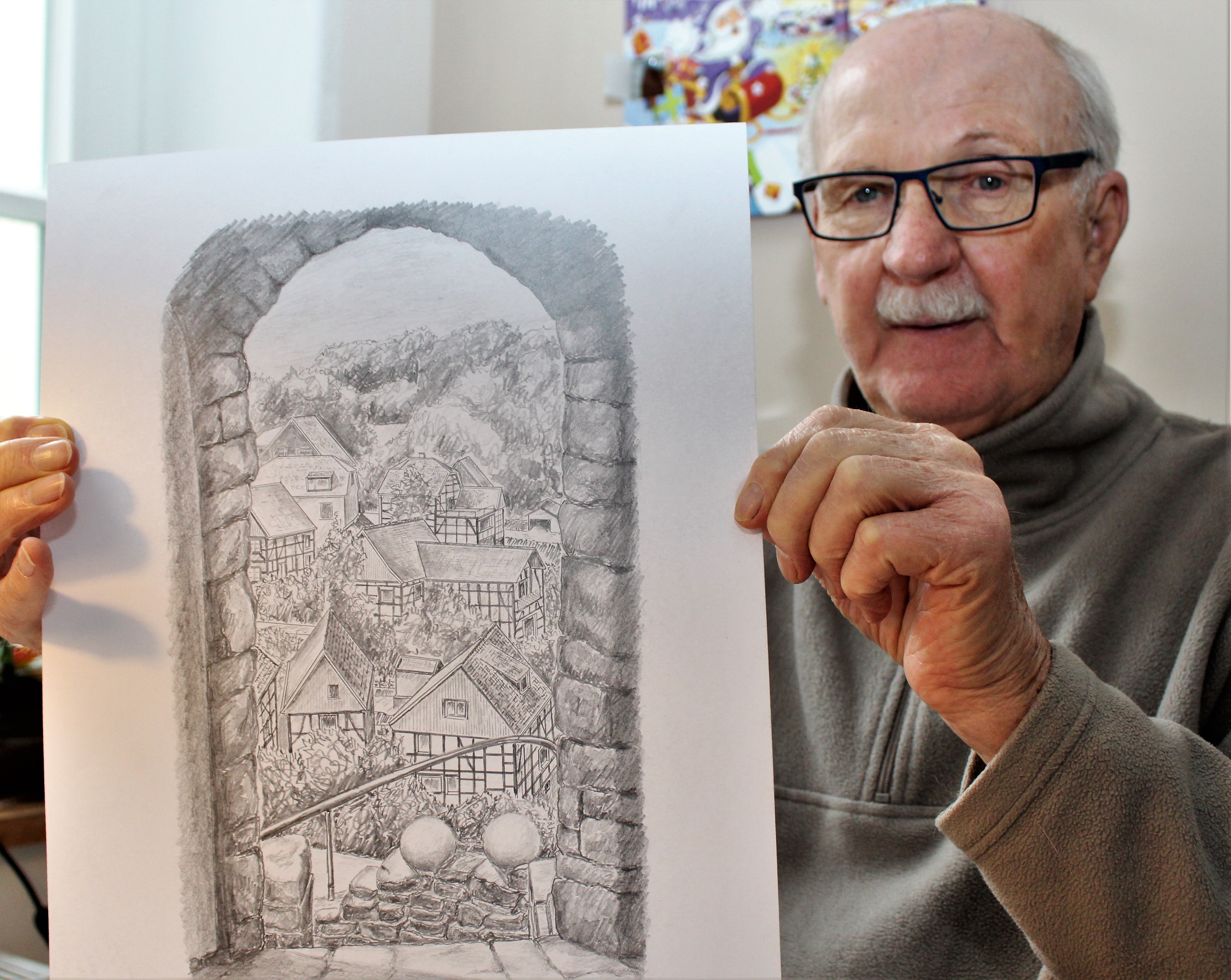 Gerhard Schwätzer mit einem seiner Werke. Foto: Pielorz