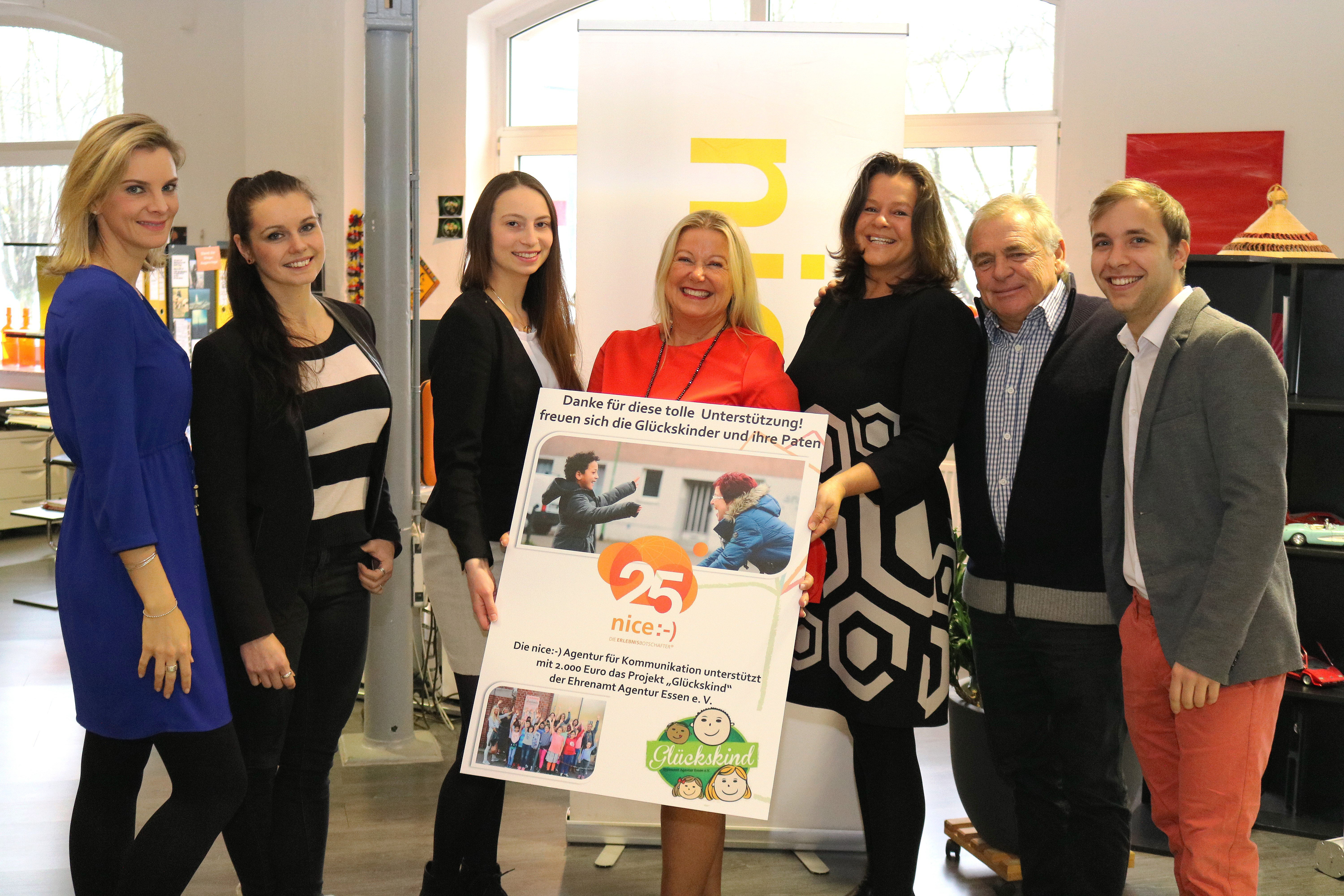 (v. l. n. r.) Anabelle van de Schans, Christina Schultz, Chantal Peckelsen und Karin-Catharina Wolniczak von nice:-), Janina Krüger von der Ehrenamt Agentur Essen, Wolfgang Geithner und Romain Deltour – ebenfalls Agentur nice:-) (Foto Hendrik Rathmann)