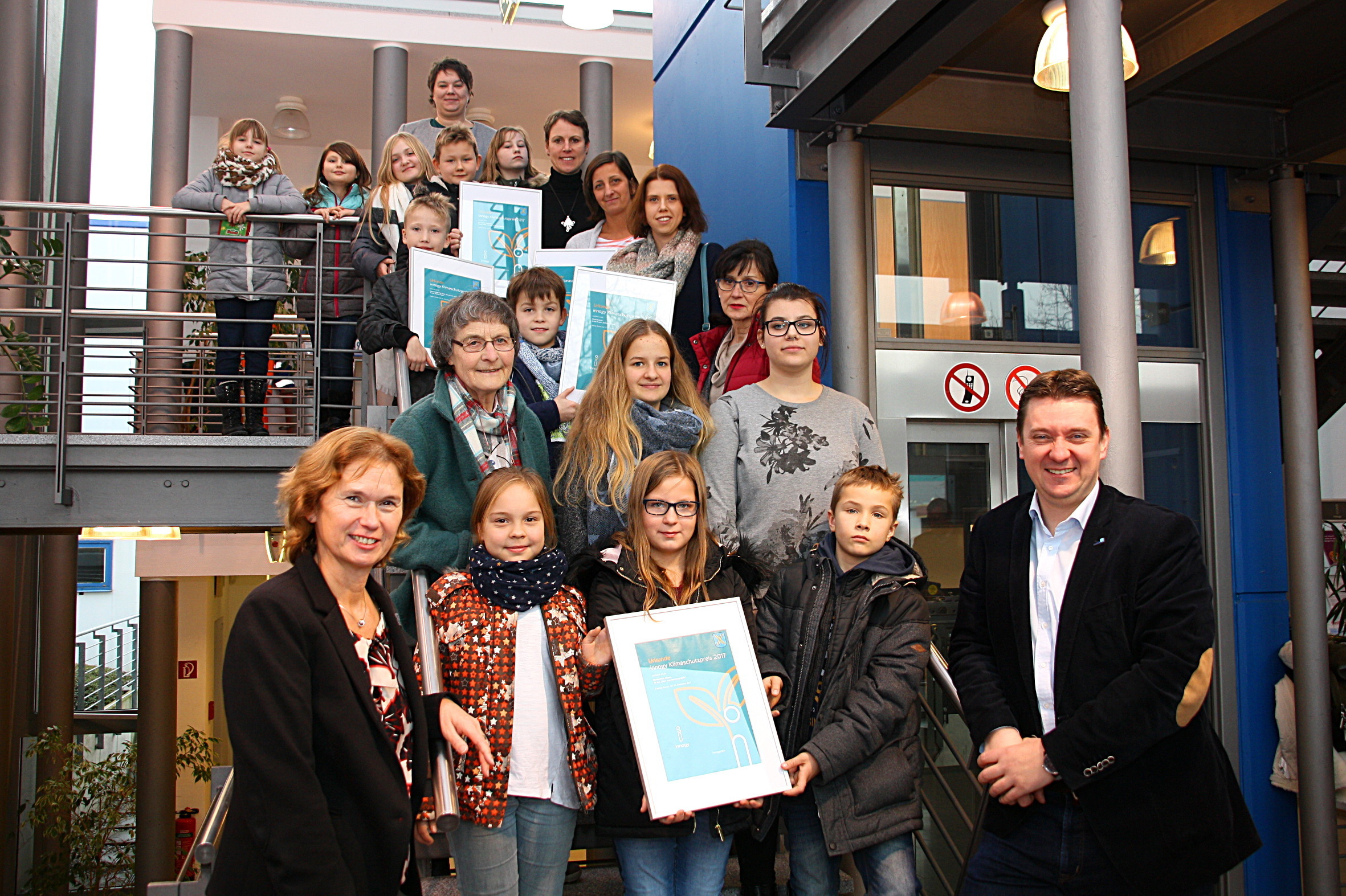 Bürgermeister Rajko Kravanja (r.) und Maria Allnoch von innogy (l.) mit einigen der diesjährigen Preisträger des innogy-Klimaschutzpreises.