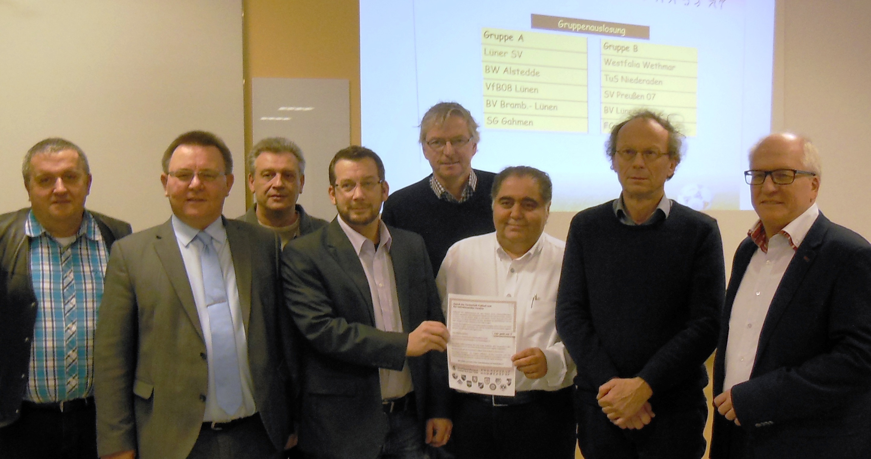 Die Förderer des Fußballs bei der Auslosung (v. l.): Detlev Eppmann, Jugend-Fußball SSV, Dr. Gerd Koch, Prokurist Stadtwerke Lünen, Jörg Minnerup, Jugend-Fußball SSV, Sascha Holz, Vorstand SSV-Fußball und TuS Niederaden, Peter Marx Vorstand Ausrichter Lüner SV, Cemil Arpaci, Vorstand SSV-Fußball und LSV-Geschäftsführer, Zweiter Bürgermeister Siegfried Störmer, gleichzeitig Vorsitzender des Ratsausschusses Bildung und Schule, und Horst Müller-Baß, Erster Beigeordneter Stadt Lünen. Foto Janning