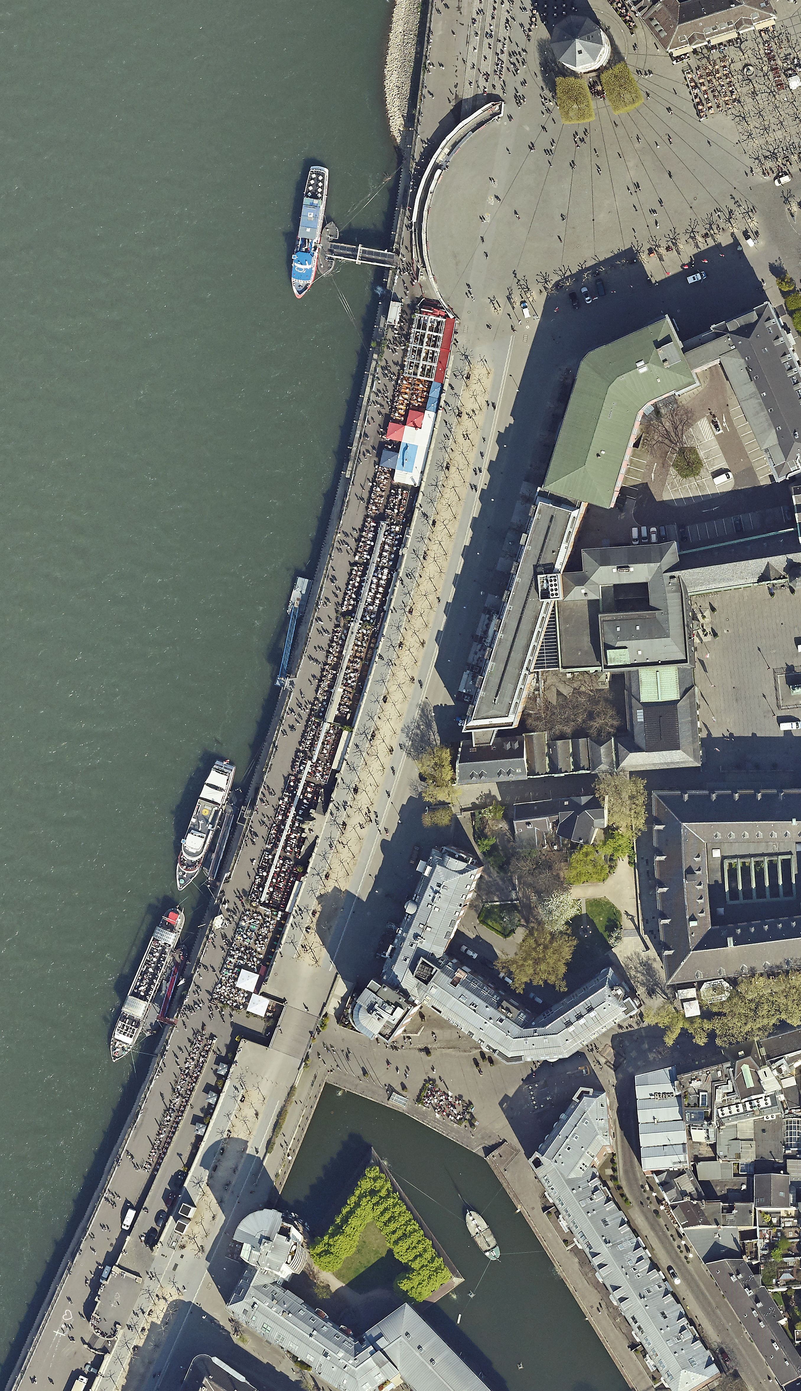Das Luftbild vom Rheinufer in der Altstadt.
© Stadt Düsseldorf/Vermessungs- und Katasteramt