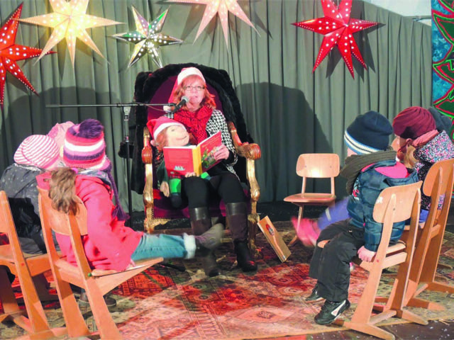 Im Kinderweihnachtsdorf gibt es nicht nur Plätzchen - es wird auch besinnlich mit Musik und Geschichten.