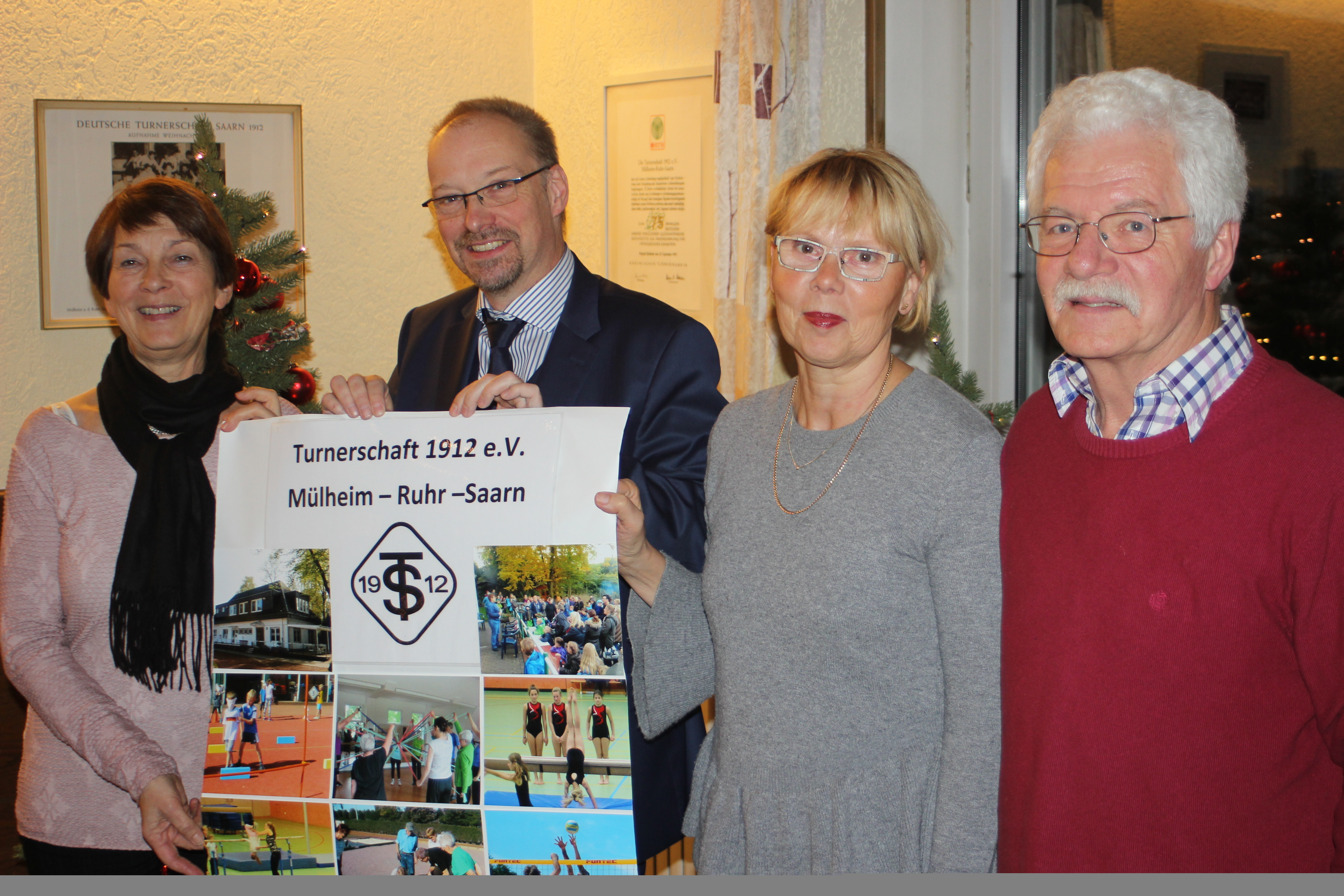 Von links: Ingrid Siekmann (Kassiererin), Günter Draken (Filialleiter Sparda-Bank West), Susanne Ries (Geschäftsführerin), Wilhelm Richter (2. Vorsitzender).